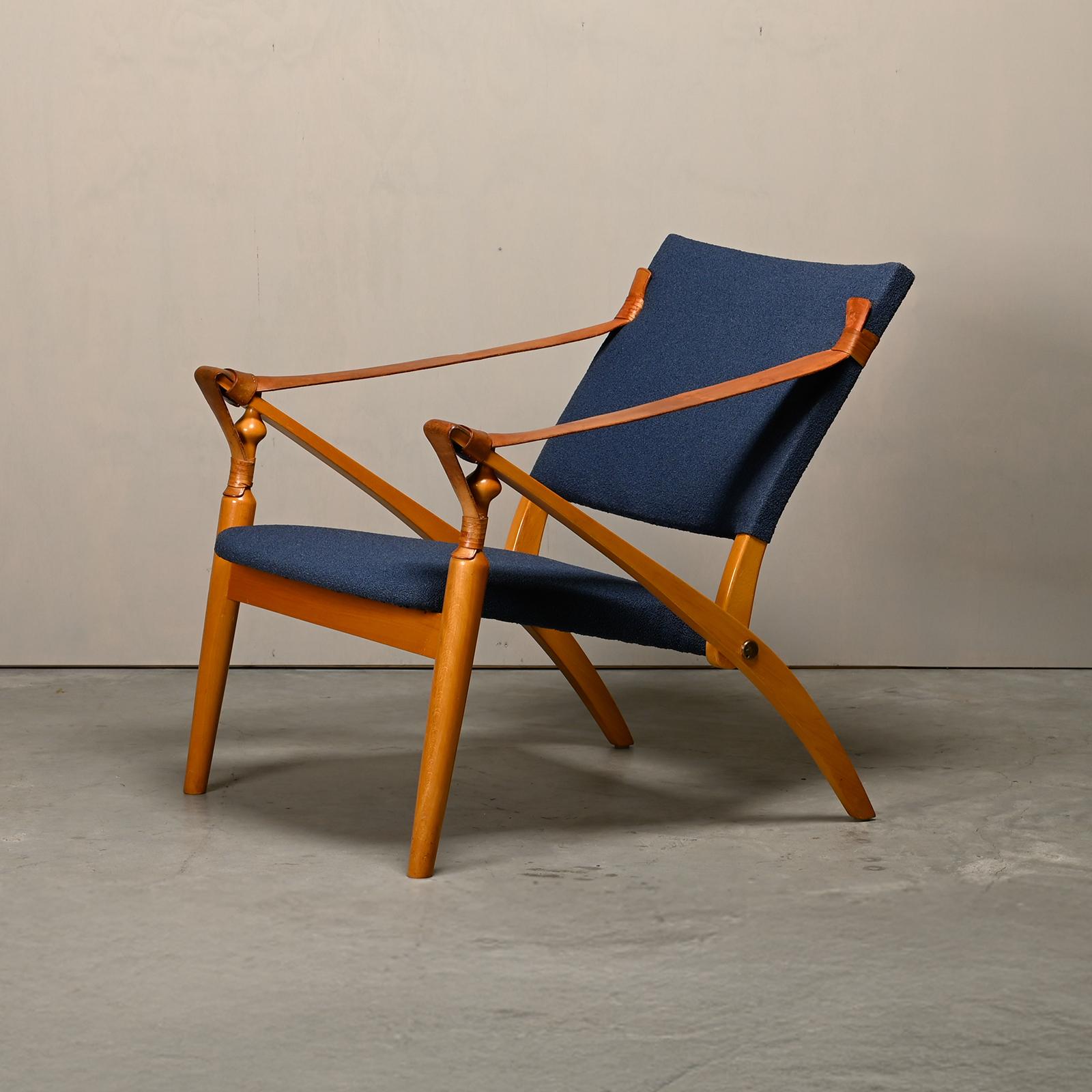 Sedia da salotto The Modern Scandinavian Safari pieghevole di un designer sconosciuto, Svezia, anni '50. Struttura in faggio elegante e raffinata con braccioli in pelle e cuscini in tessuto blu appena rivestiti. La sedia può essere piegata e