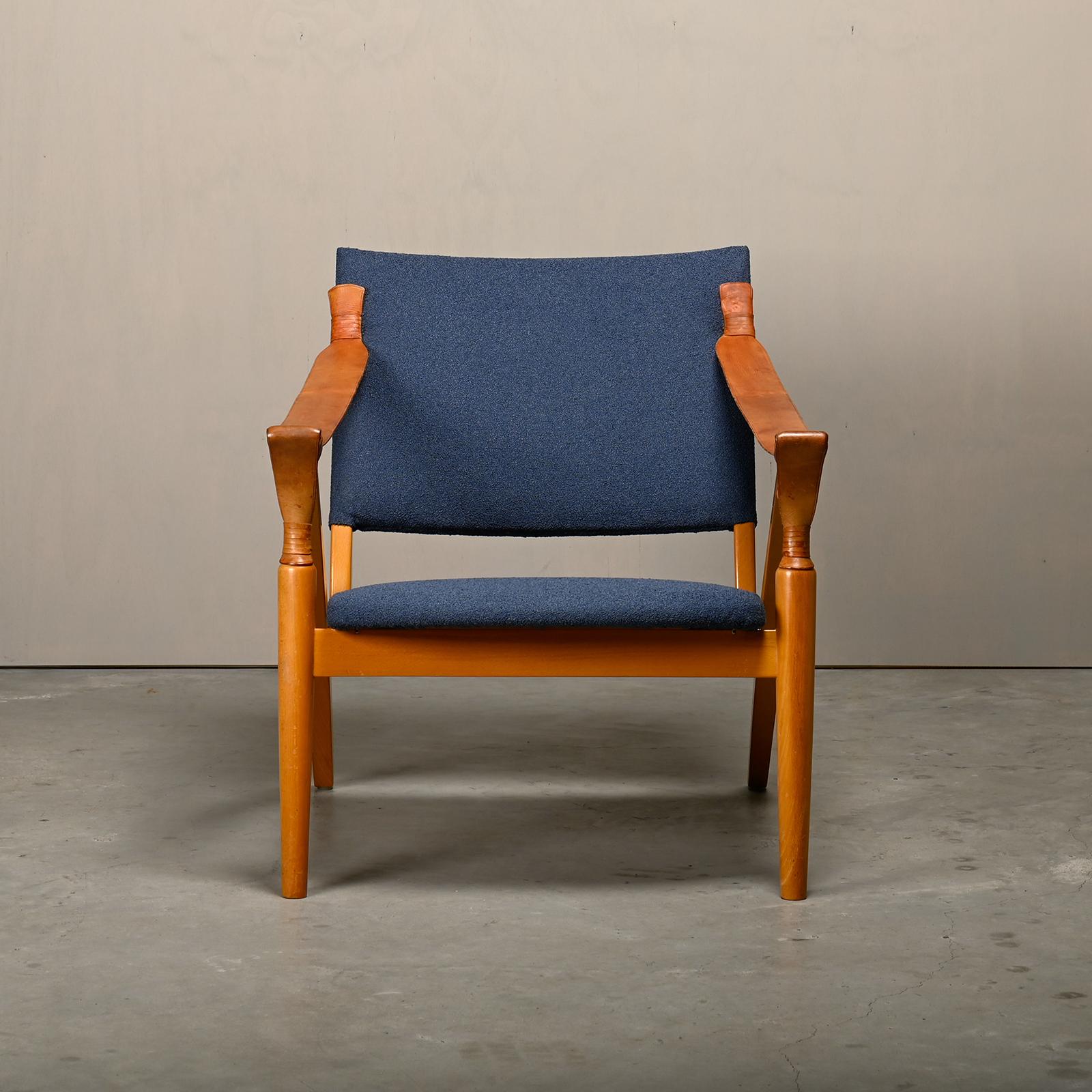 Ottone Sedia da salotto Safari pieghevole The Modern Scandinavian in legno di faggio e tessuto blu in vendita