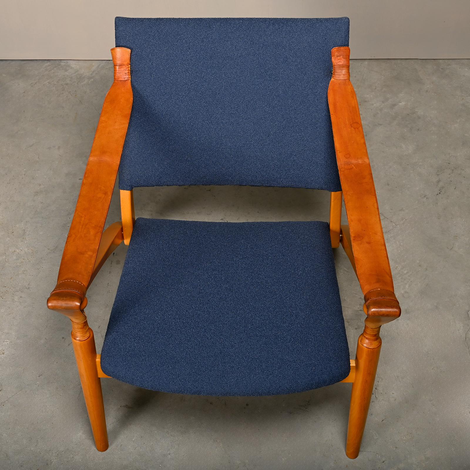Sedia da salotto Safari pieghevole The Modern Scandinavian in legno di faggio e tessuto blu in vendita 1