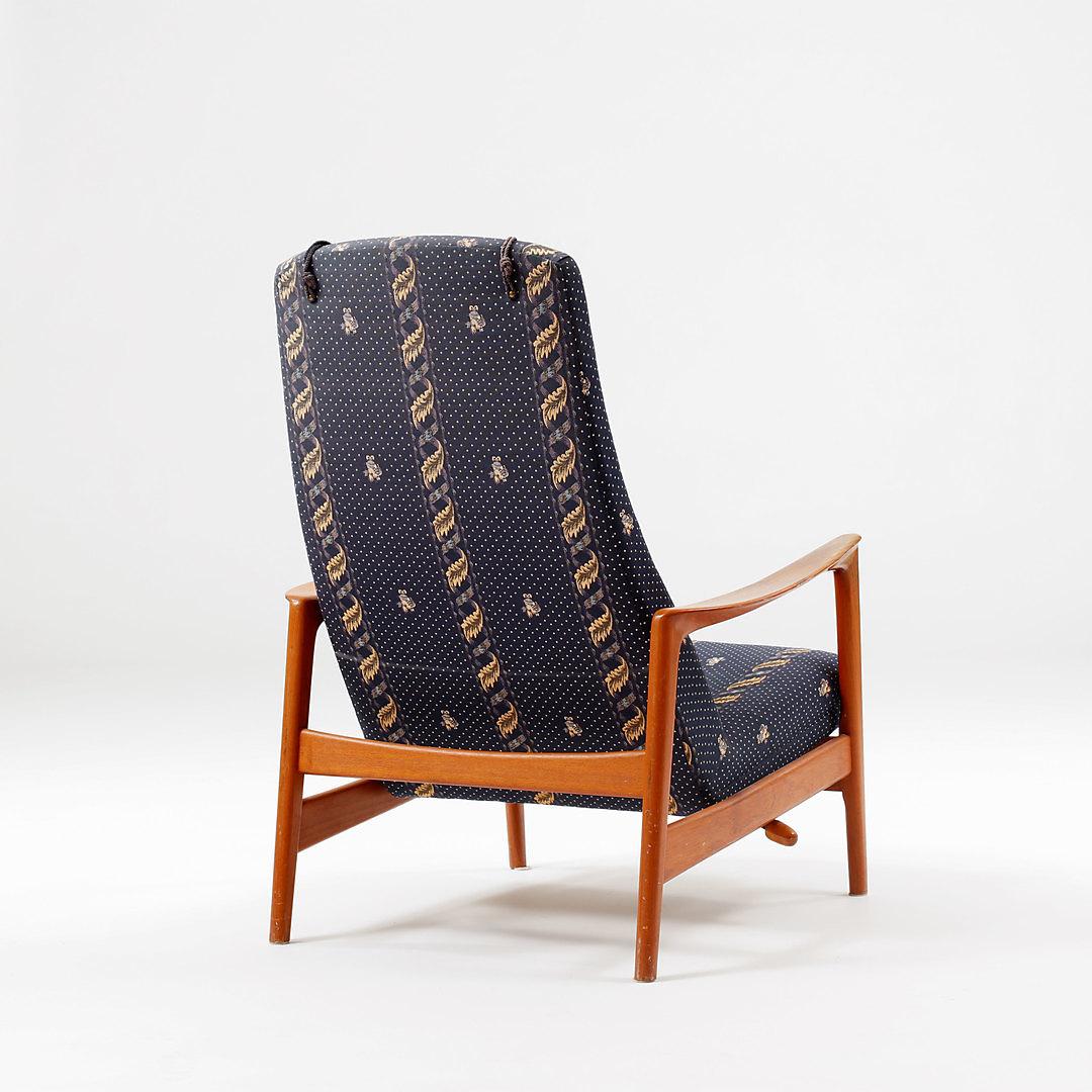 Folke Ohlson high-backed armchair, model Duxiesta in original condition.
It has two adjustable positions with base and armrests stained elm tree, covered with upholstery fabric, 1960. Produced by DUX in Sweden. Measures: H 102 cm, side H 39 cm.