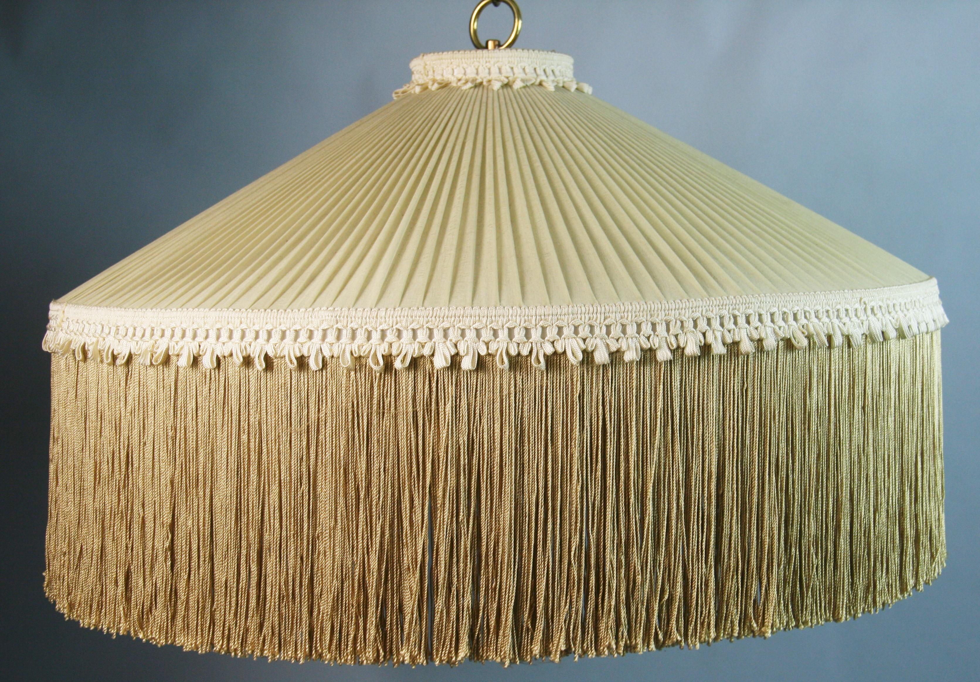 1657 Lampada a sospensione svedese con frange di seta color crema