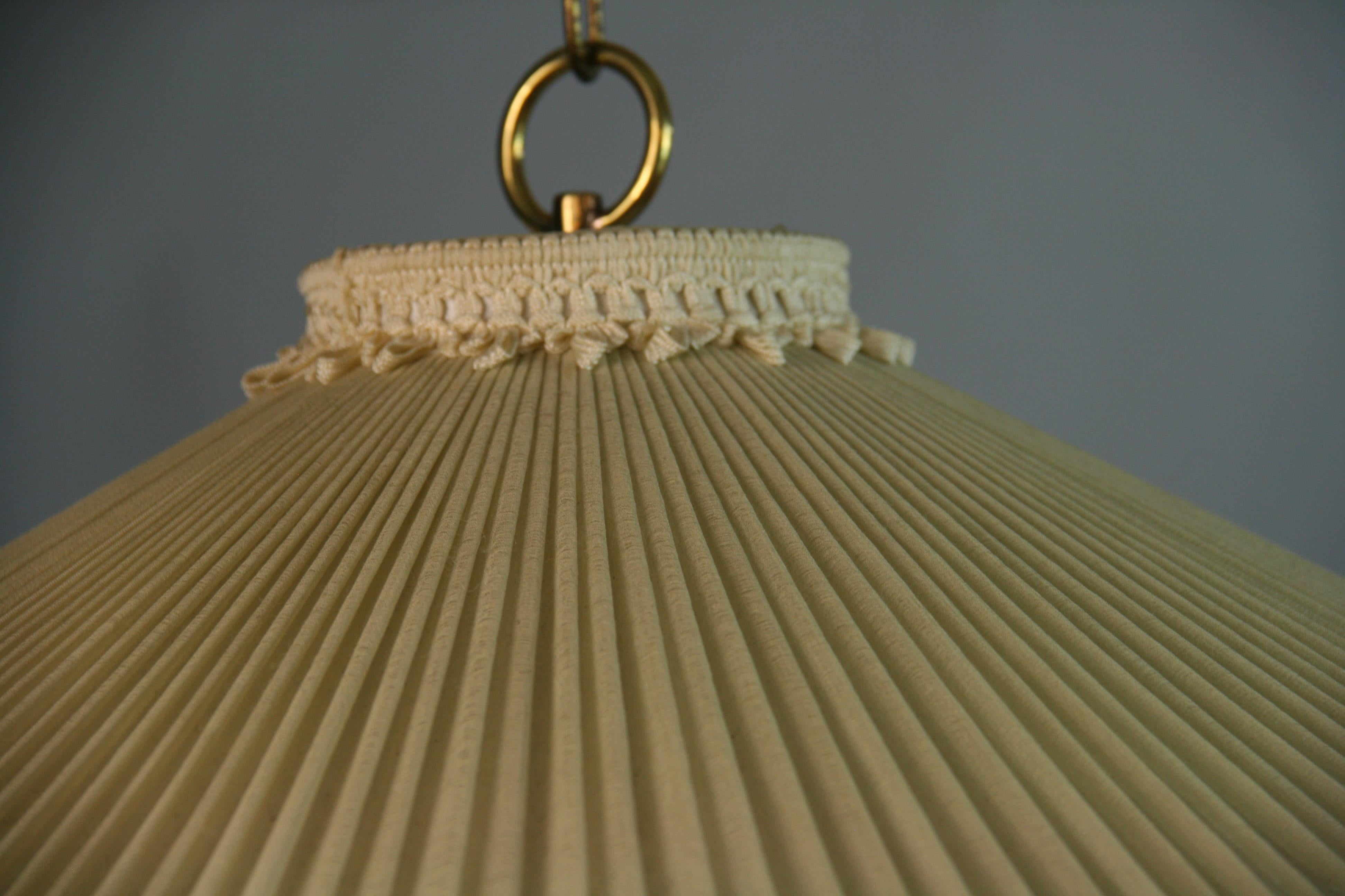 Metà XX secolo The Modern Scandinavian Crema con frange  Lampada a sospensione Ottone , Seta , Svezia Anni '60 in vendita