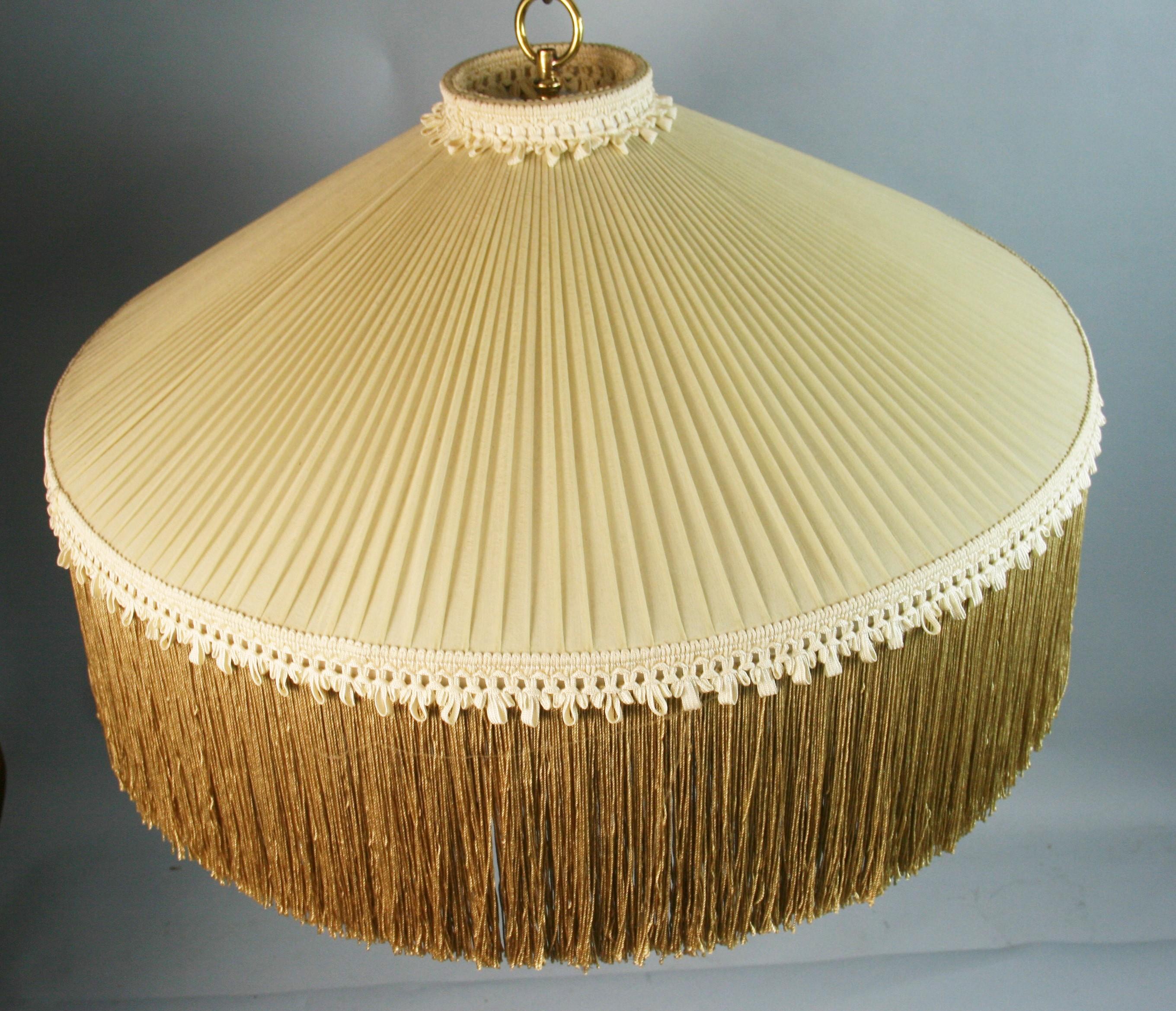 The Modern Scandinavian Crema con frange  Lampada a sospensione Ottone , Seta , Svezia Anni '60 in vendita 2