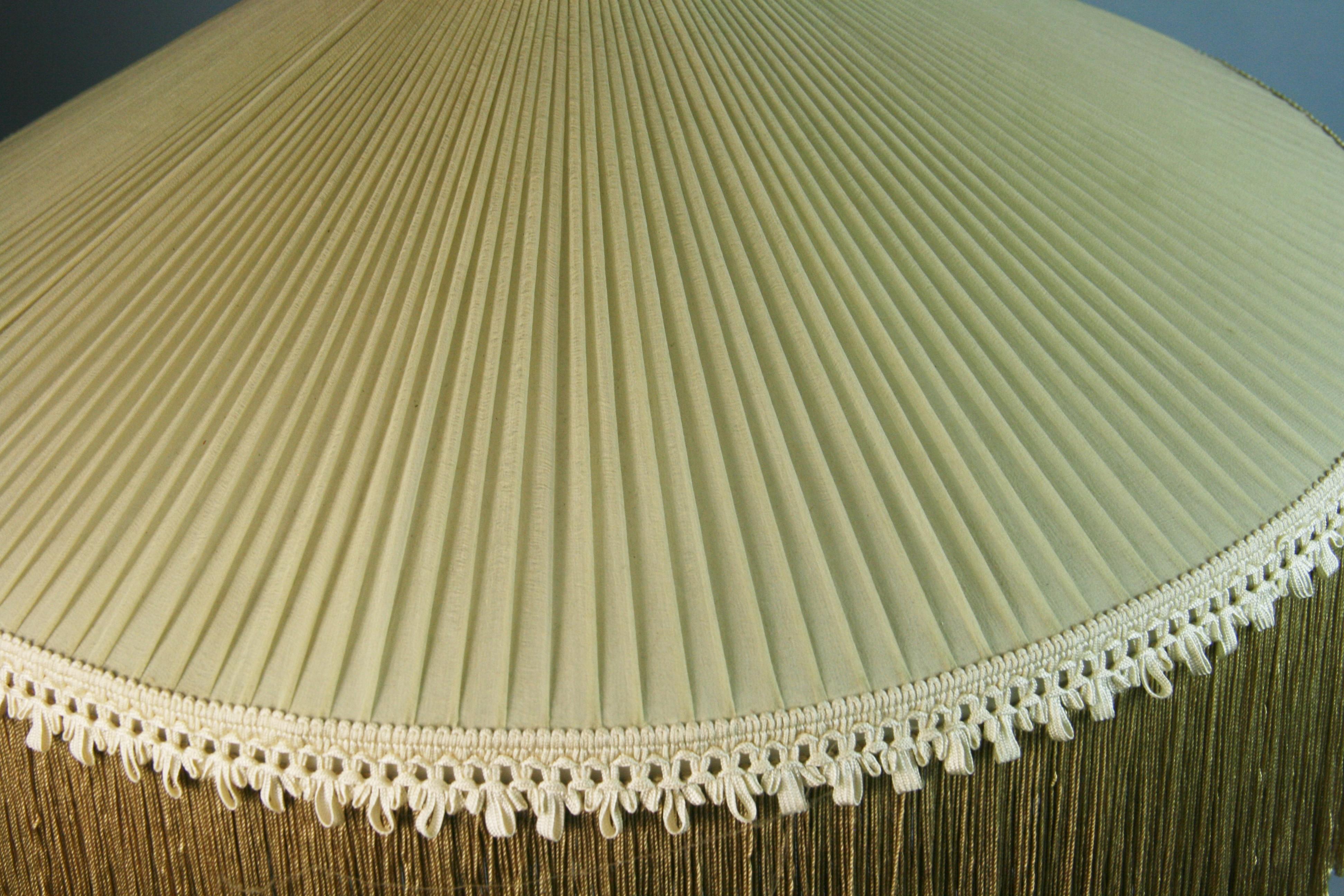 The Modern Scandinavian Crema con frange  Lampada a sospensione Ottone , Seta , Svezia Anni '60 in vendita 3
