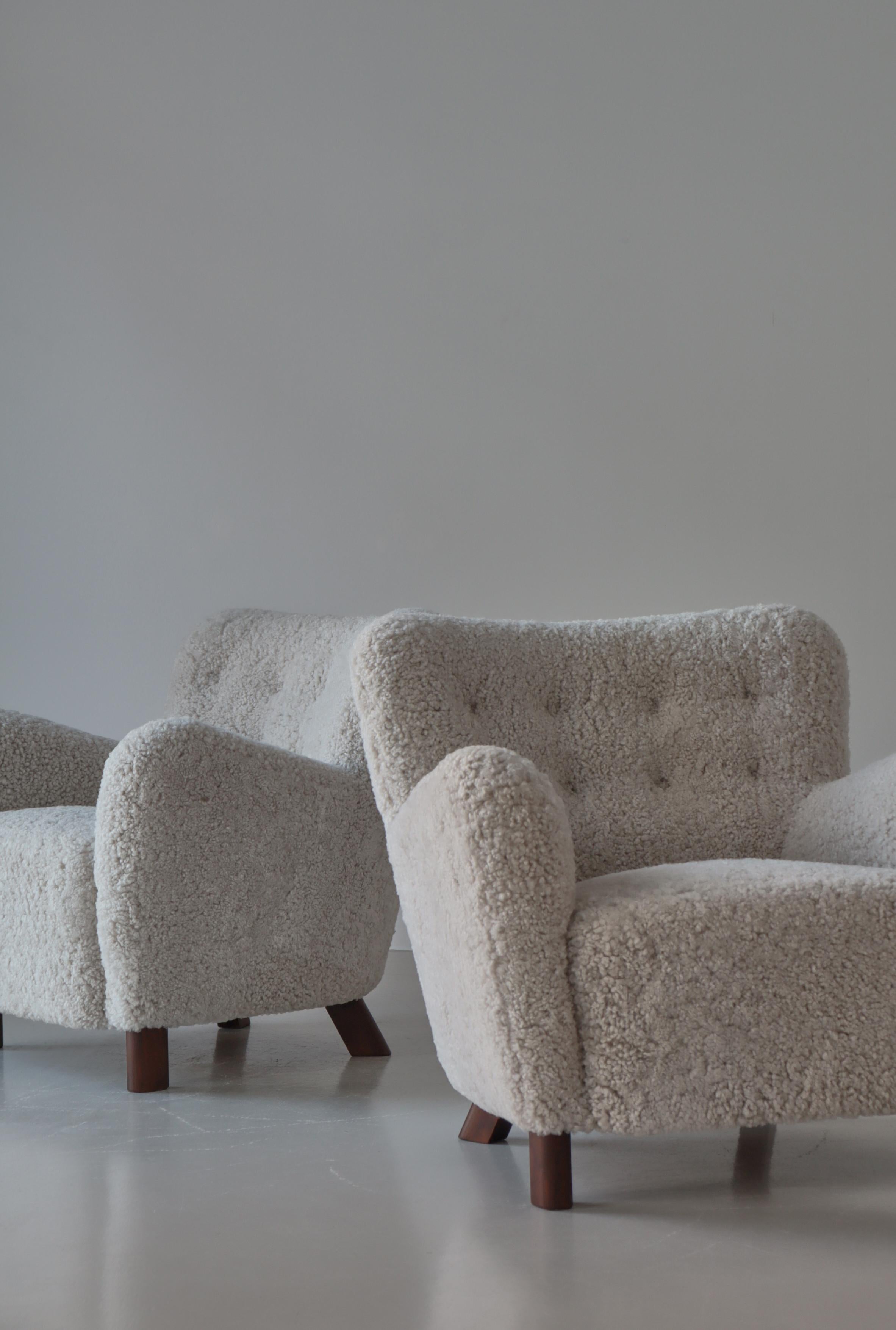 Scandinavian Modern Fritz Hansen Sheepskin Easy Chairs Model FH-1669 For Sale 4