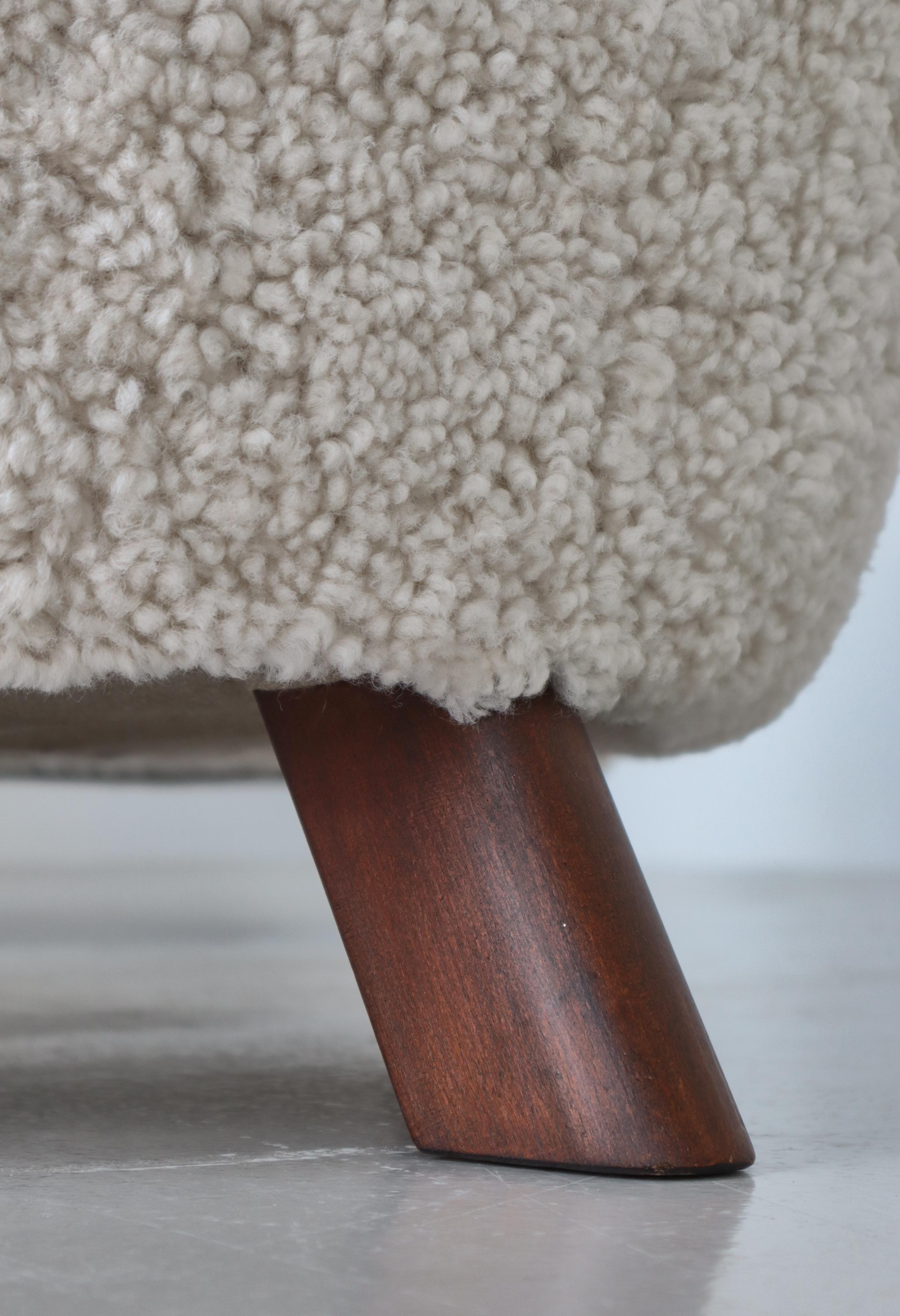 Scandinavian Modern Fritz Hansen Sheepskin Easy Chairs Model FH-1669 For Sale 9