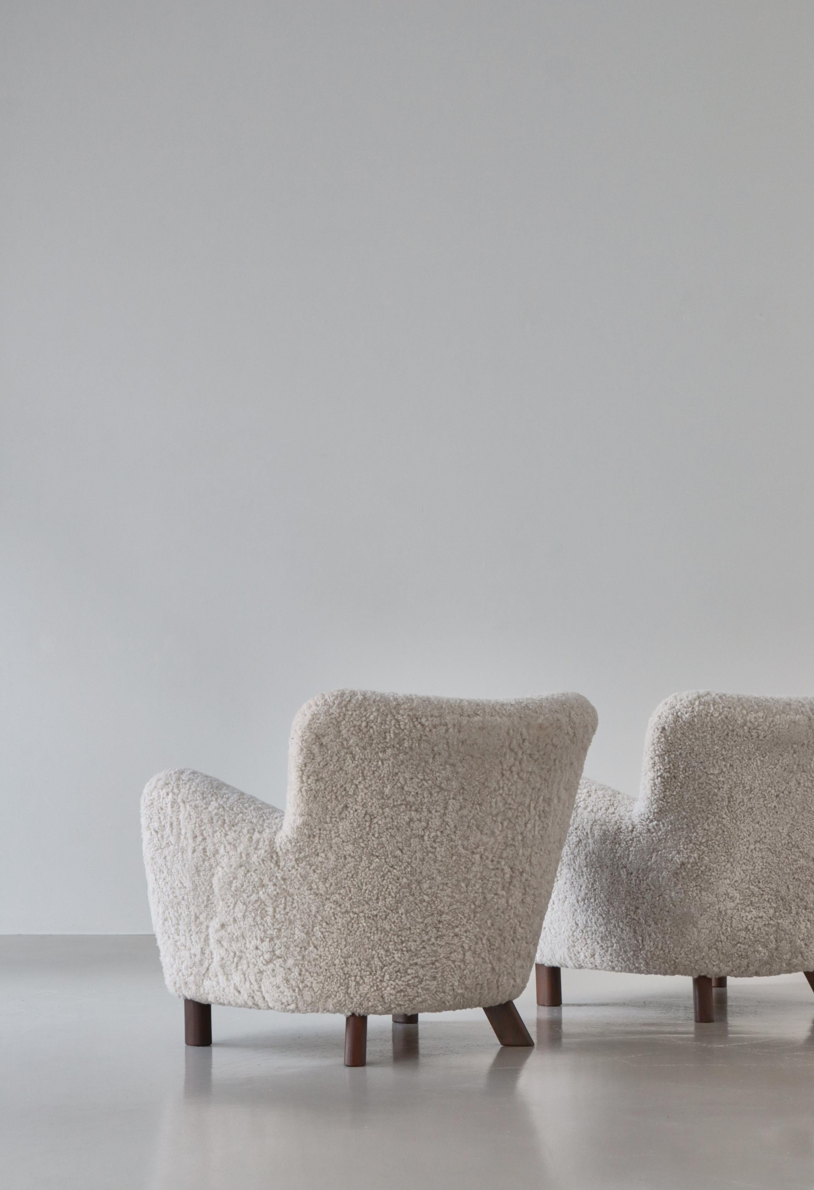 Scandinavian Modern Fritz Hansen Sheepskin Easy Chairs Model FH-1669 In Good Condition For Sale In Odense, DK