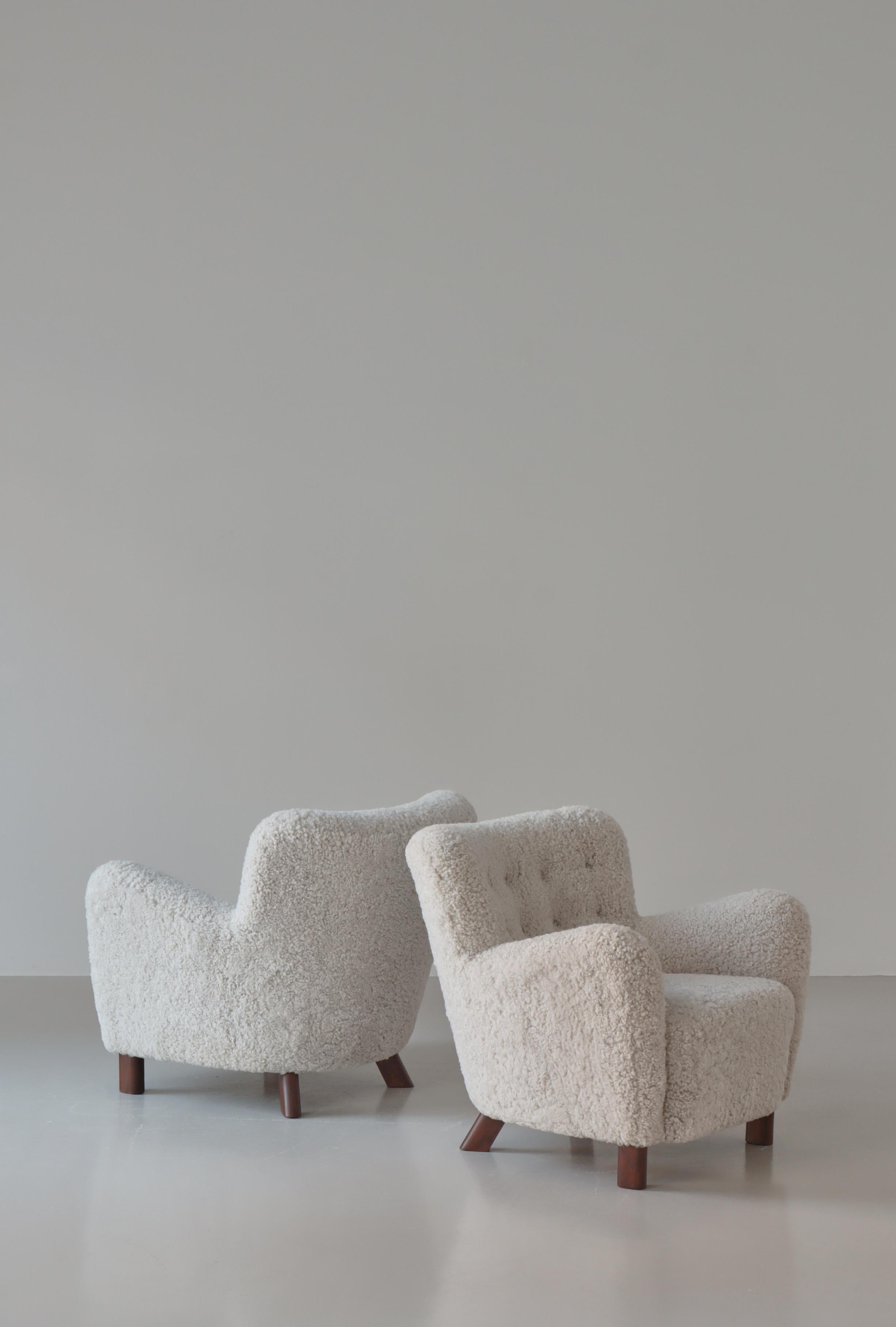 Scandinavian Modern Fritz Hansen Sheepskin Easy Chairs Model FH-1669 For Sale 1