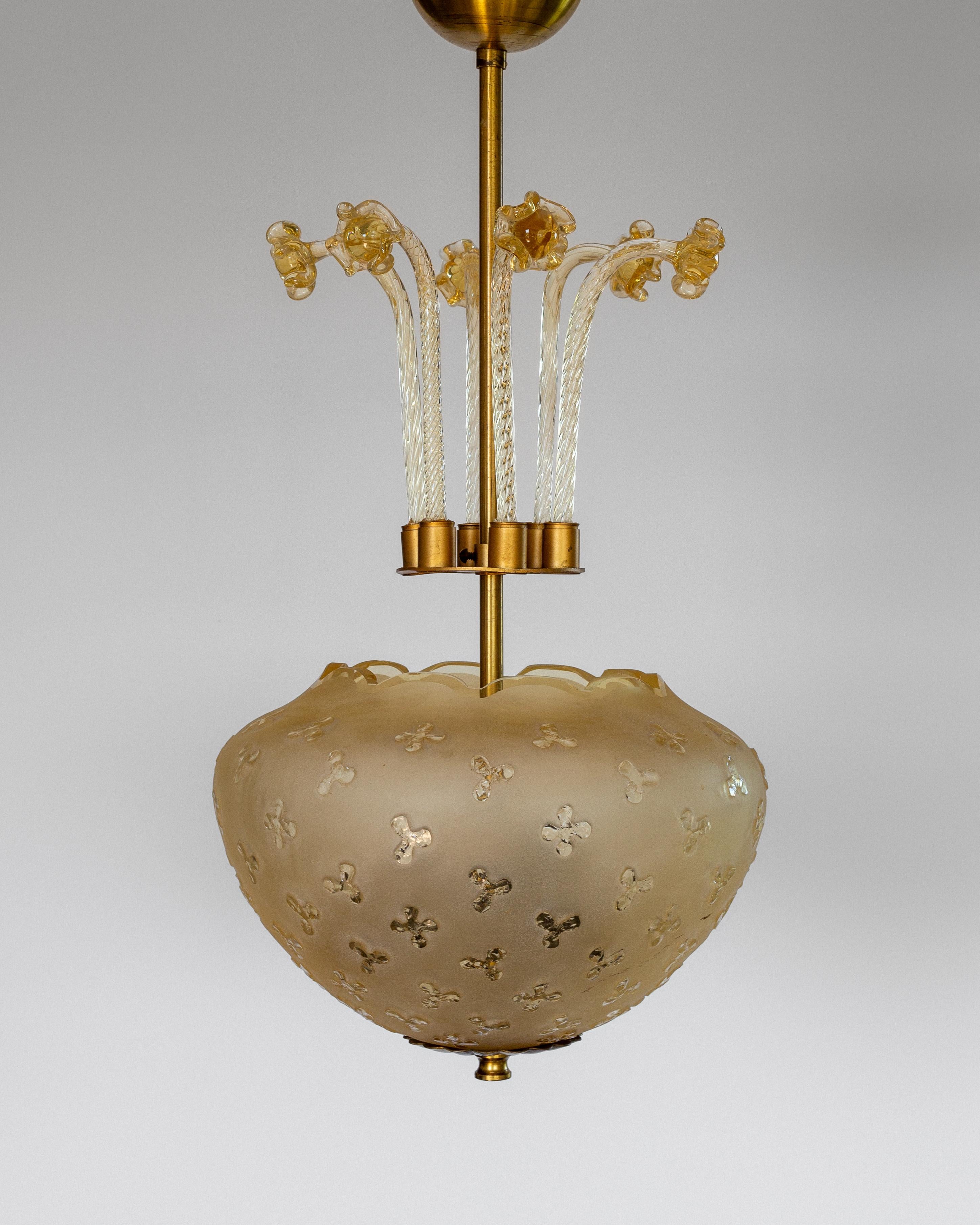 Questa splendida lampada da soffitto, realizzata da Orrefors negli anni '40 e attribuita al designer Fritz Kurz, presenta una splendida miscela di elementi in vetro soffiato a mano, smerigliato e testurizzato. Il paralume a forma di ciotola è ornato