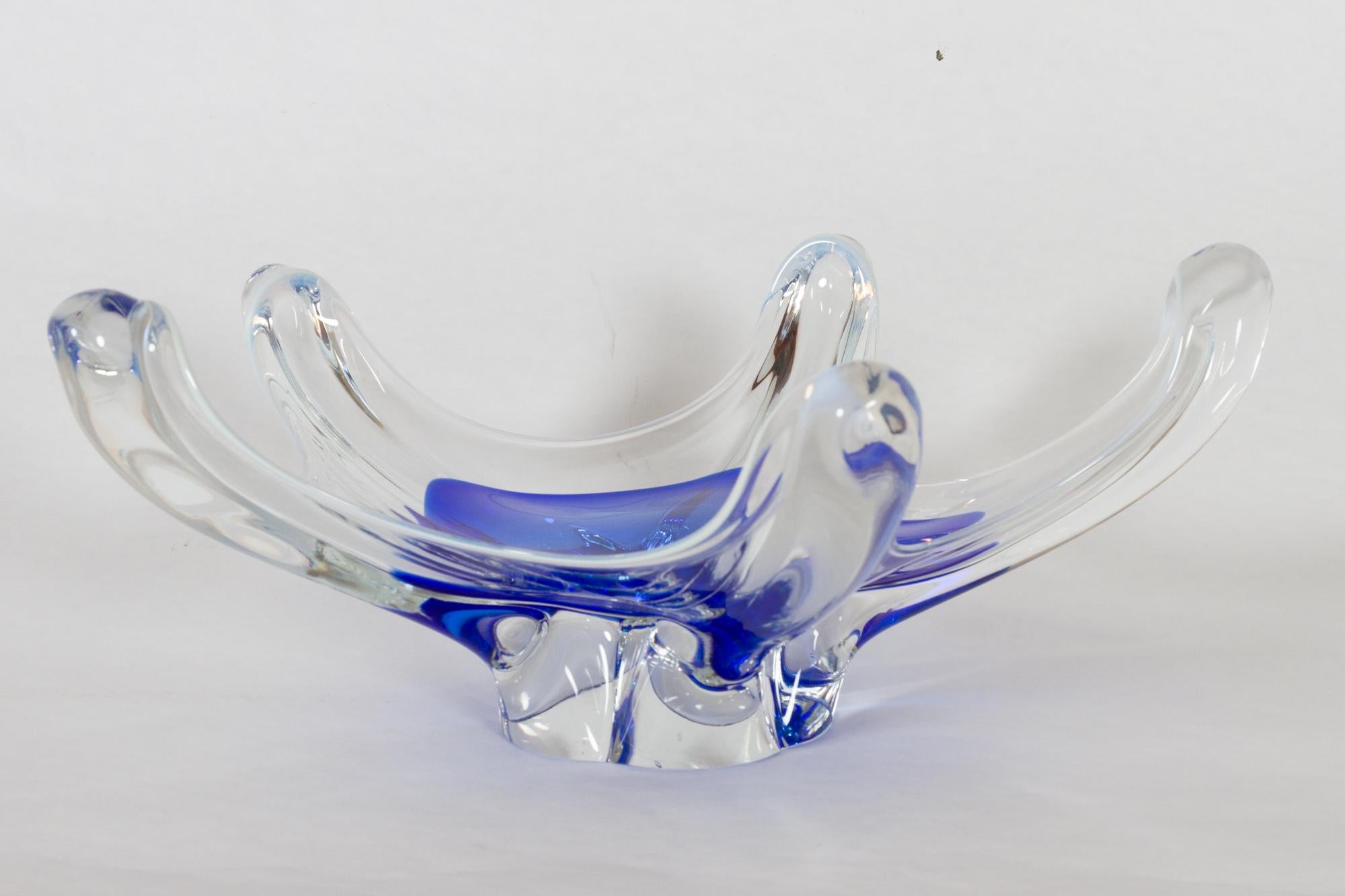 Scandinavian Modern glass bowl, 1950s
Large vintage hand blown two colored centerpiece in blue and clear glass. Five fingers edged with white glass.
Measures: Height 14 cm, diameter 33 cm.
Very good condition, no chips or cracks.