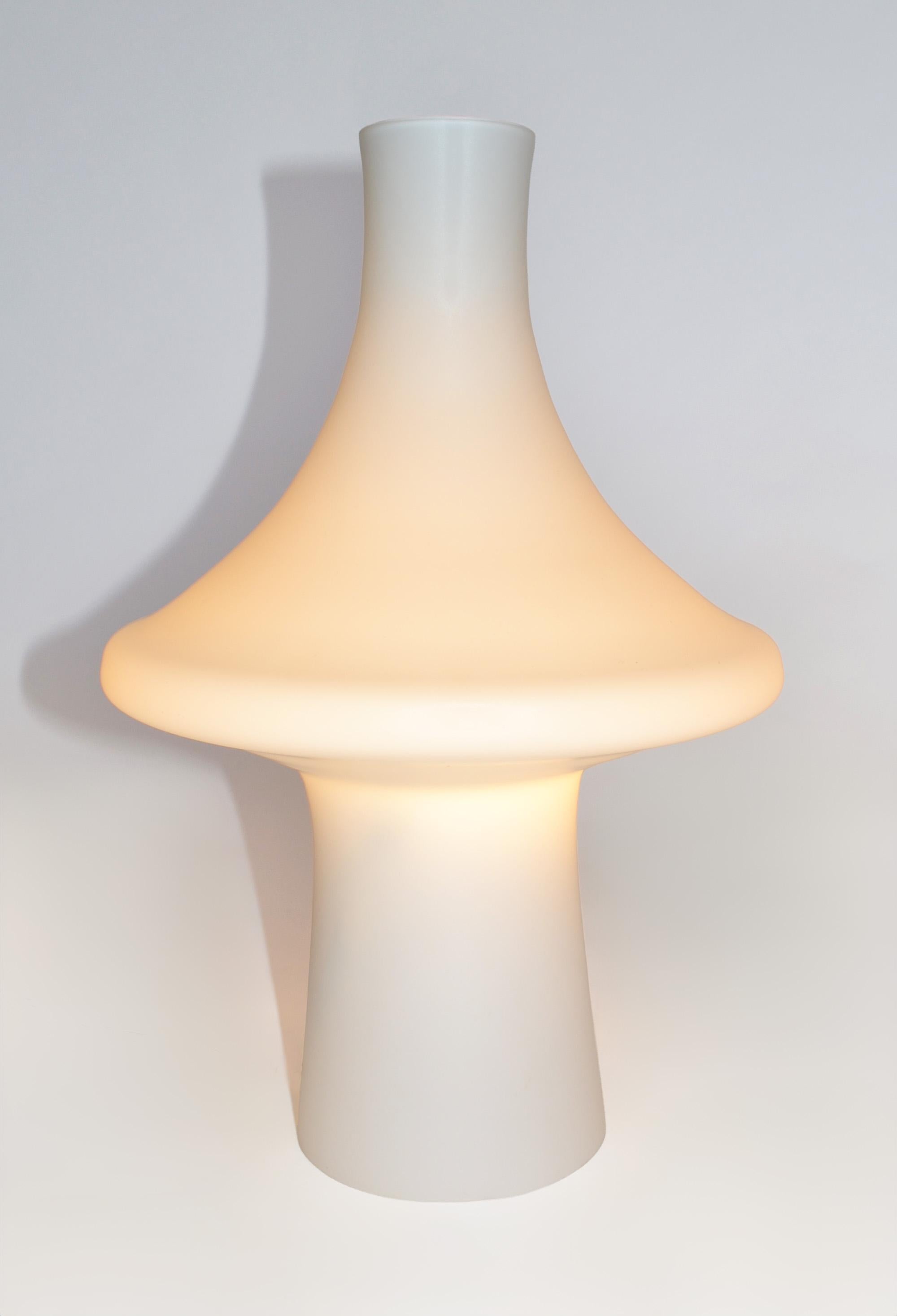 Lámpara de mesa escandinava moderna de cristal, años 70

Lámpara de sobremesa escandinava de vidrio blanco de arte moderno, con un elegante cuerpo de forma orgánica y un portalámparas de una bombilla suspendido en su interior. Al estilo de Lisa