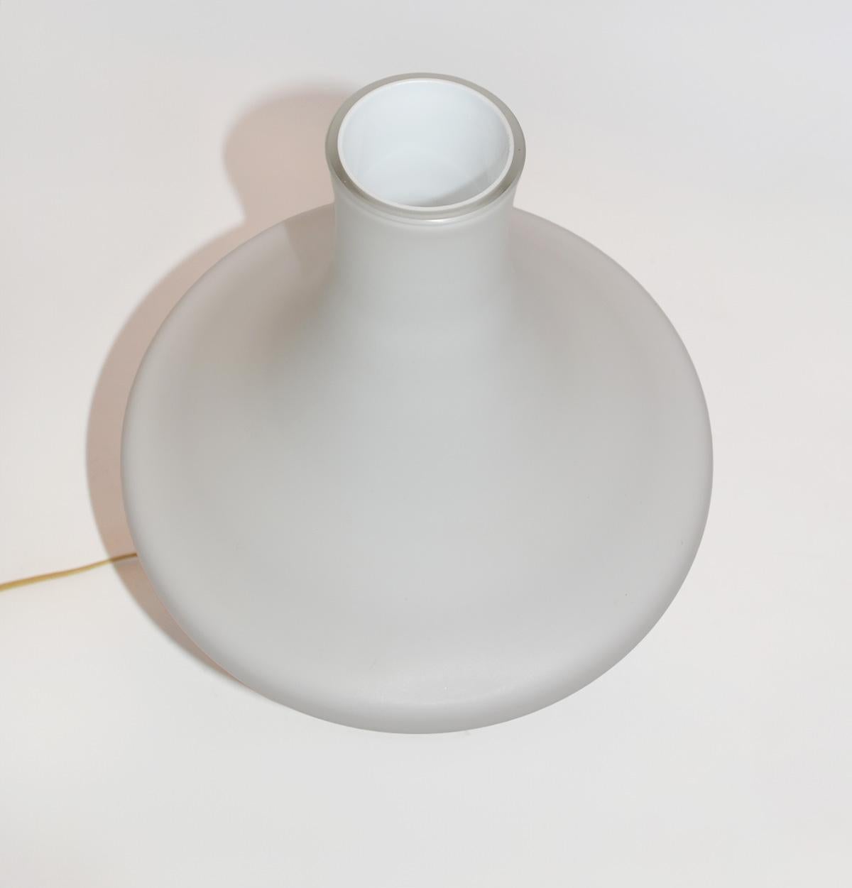 Lámpara de mesa escandinava moderna de cristal, años 70 en Bueno estado para la venta en Fort Lauderdale, FL