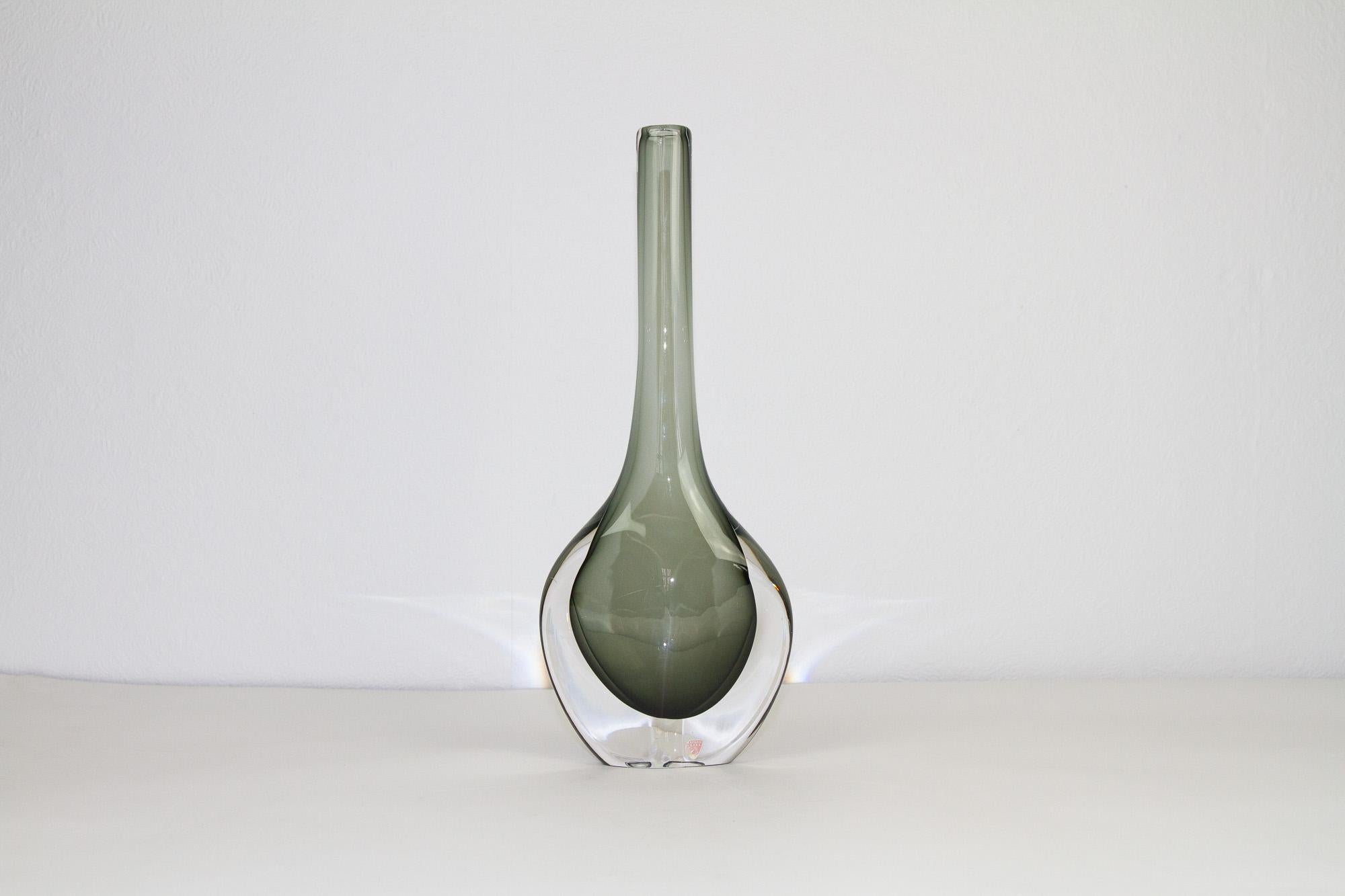 Scandinavian Modern glass vase by Nils Landberg for Orrefors, 1950s
Tall Swedish handmade Sommerso smoked glass vase. Tear drop design by Swedish designer Nils Landberg for Orrefors Glassworks in the 1950s.
Smoked glass core with clear outer