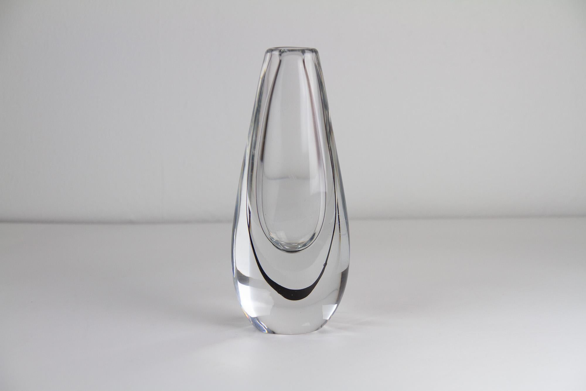 Scandinavian Modern Glass Vase by Vicke Lindstrand for Kosta, 1950s. For Sale 5