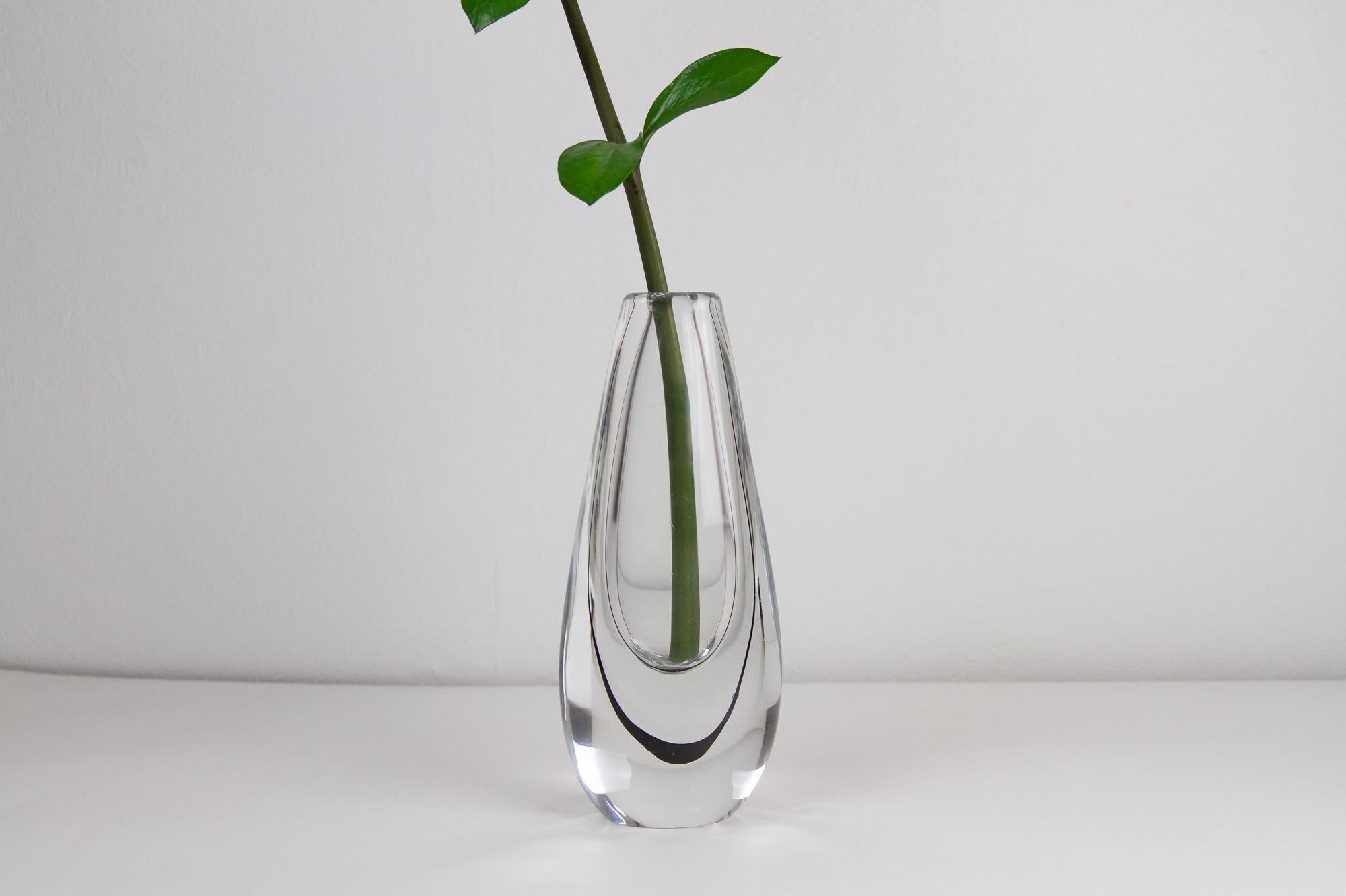 Scandinavian Modern Glass Vase by Vicke Lindstrand for Kosta, 1950s. For Sale 8