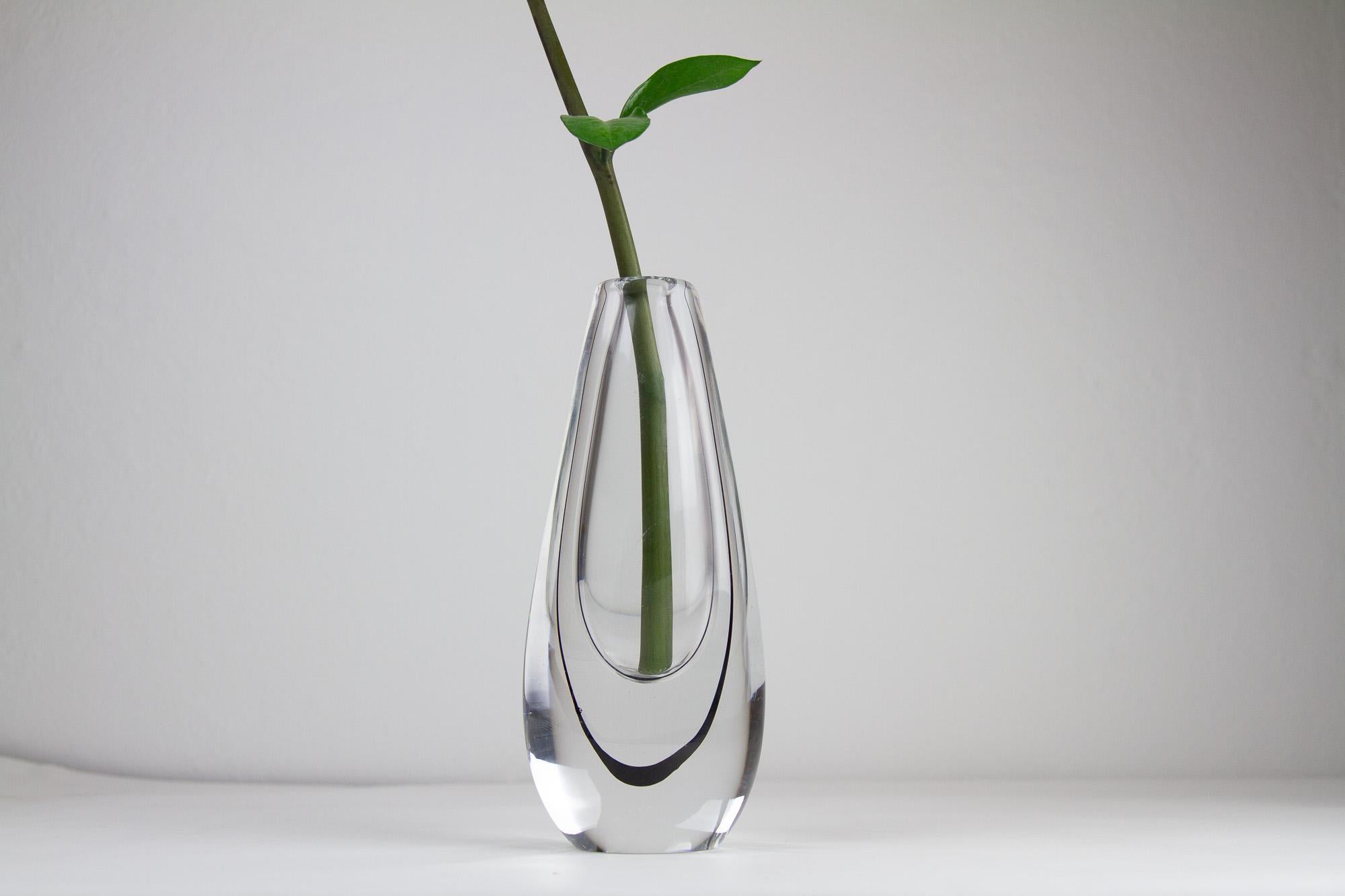 Scandinavian Modern Glass Vase by Vicke Lindstrand for Kosta, 1950s. For Sale 11