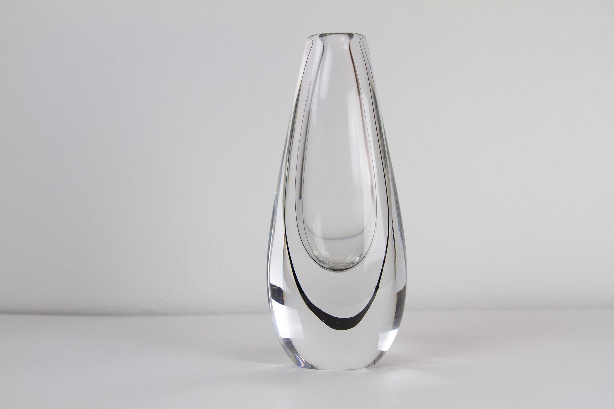 Scandinavian modern glass vase by Vicke Lindstrand, 1950s.
A modern handblown Vicke Lindstrand for Kosta Sweden tall clear vase with a black underlay contour. Signed: Kosta LH 1414.
Good vintage condition. A few very light scratches.