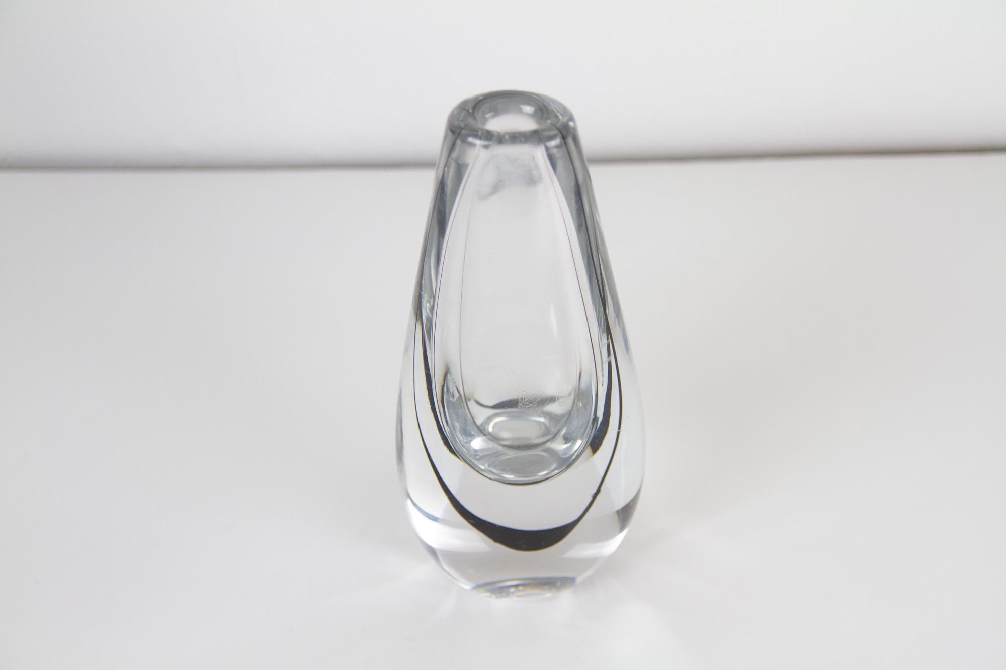Swedish Scandinavian Modern Glass Vase by Vicke Lindstrand for Kosta, 1950s. For Sale