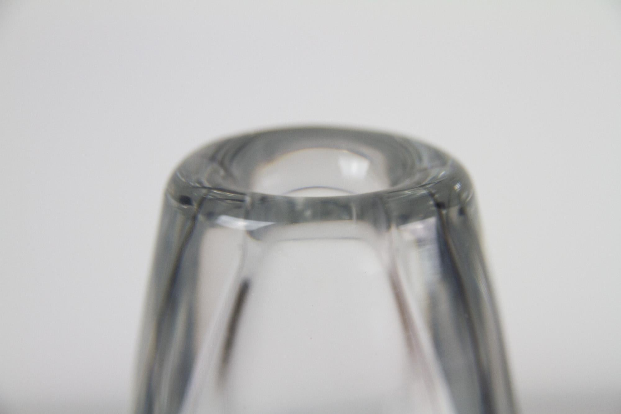 Scandinavian Modern Glass Vase by Vicke Lindstrand for Kosta, 1950s. In Good Condition For Sale In Asaa, DK
