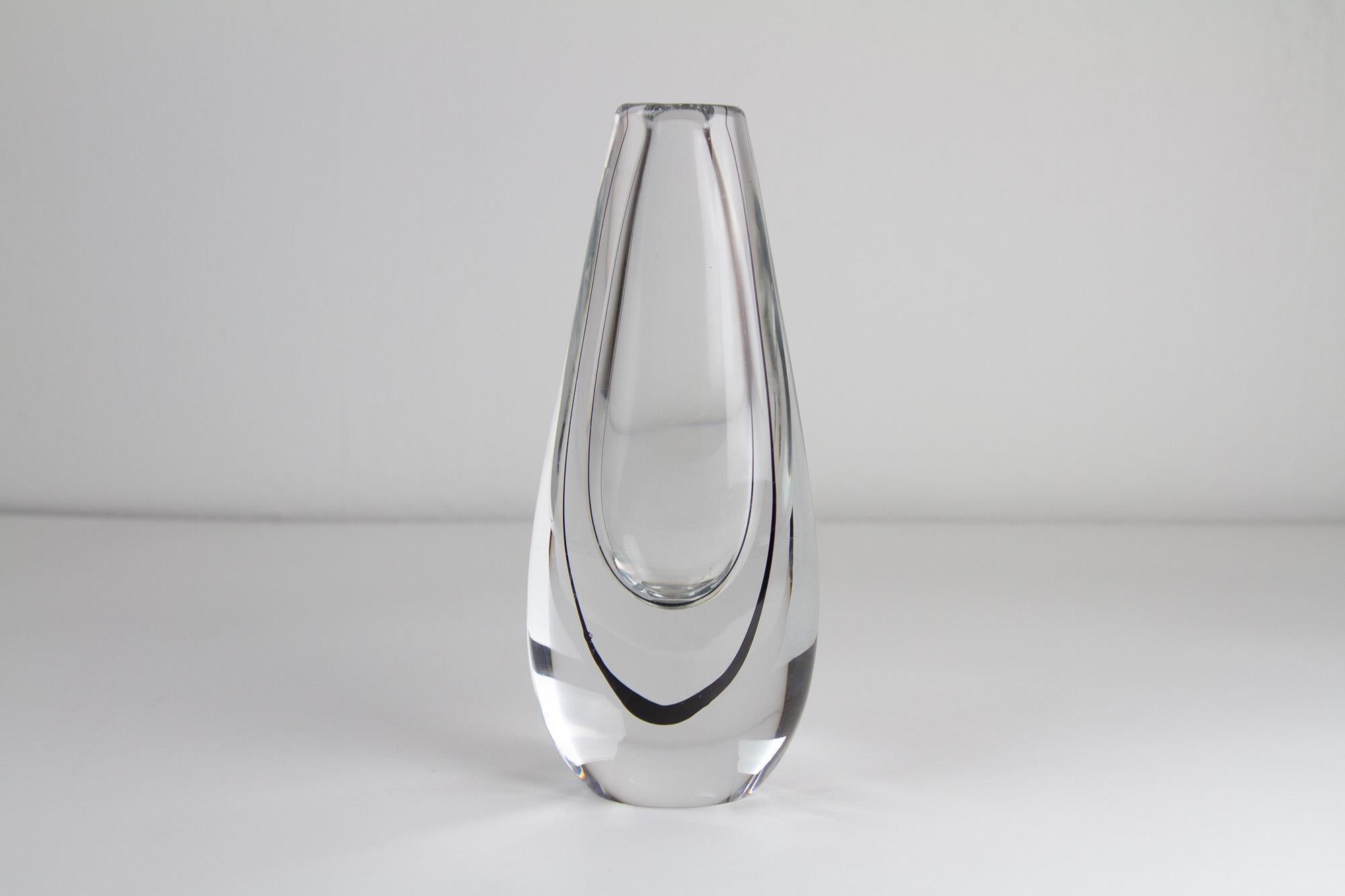 Scandinavian Modern Glass Vase by Vicke Lindstrand for Kosta, 1950s. For Sale 1
