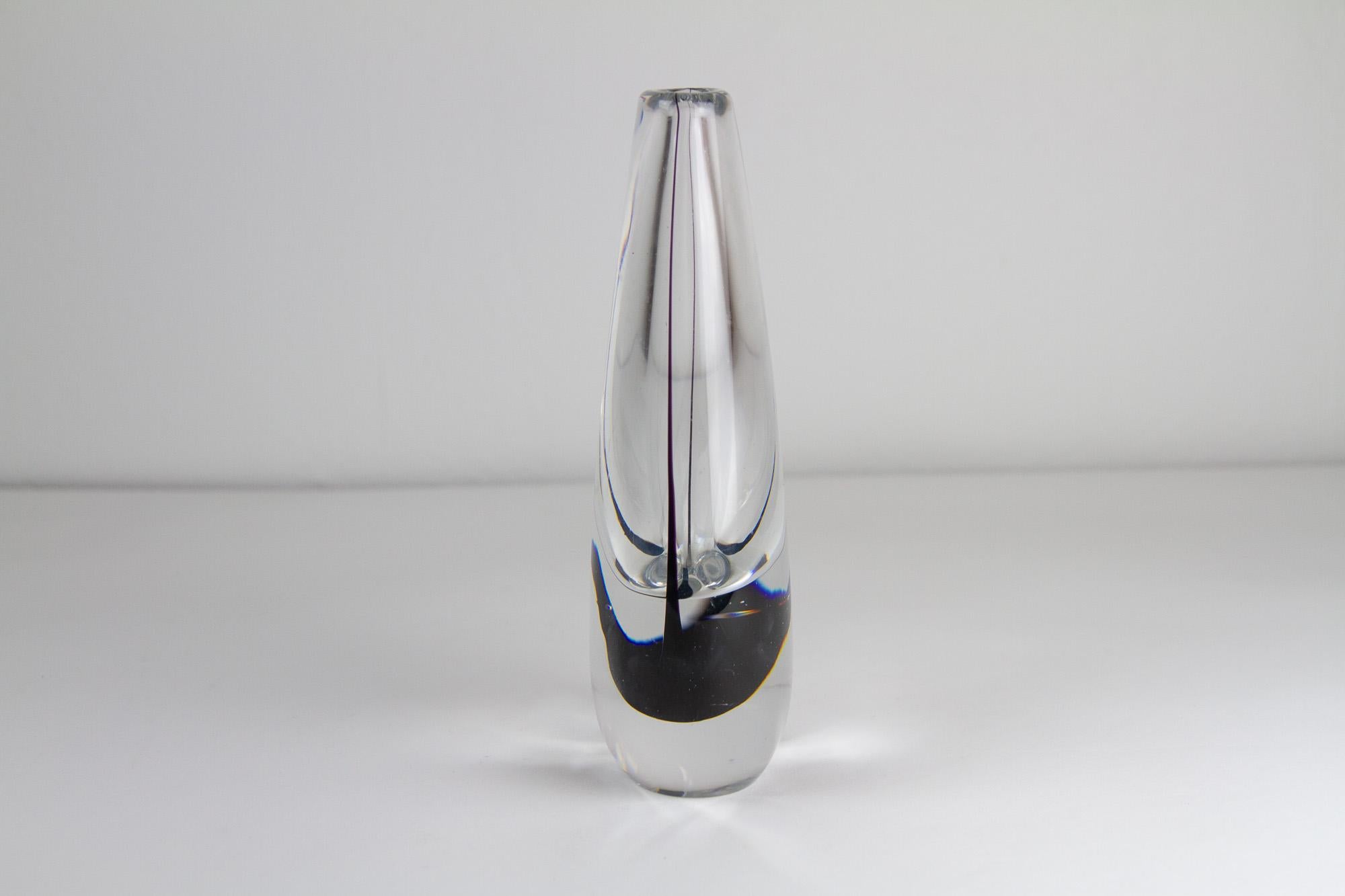 Scandinavian Modern Glass Vase by Vicke Lindstrand for Kosta, 1950s. For Sale 2