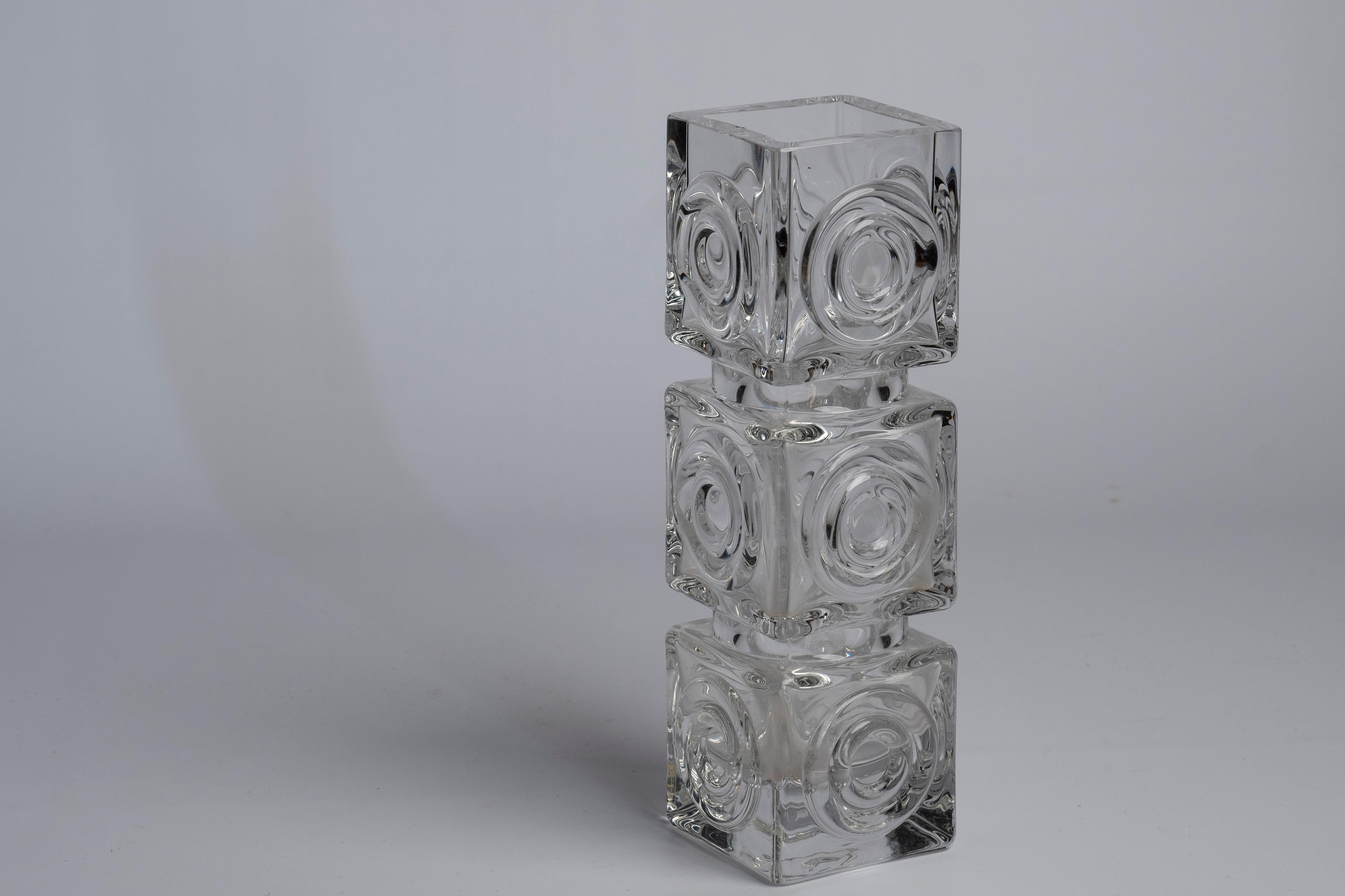 Ein Paar Glasvasen, entworfen von Bengt Edenfalk Skrufs Glasbruk, Schweden, 1960er Jahre.

Abmessungen:
Größere Vase 26,5 cm hoch und 8 cm breit/tief
Kleinere Vase 21 cm hoch und 6,5 cm breit/tief.