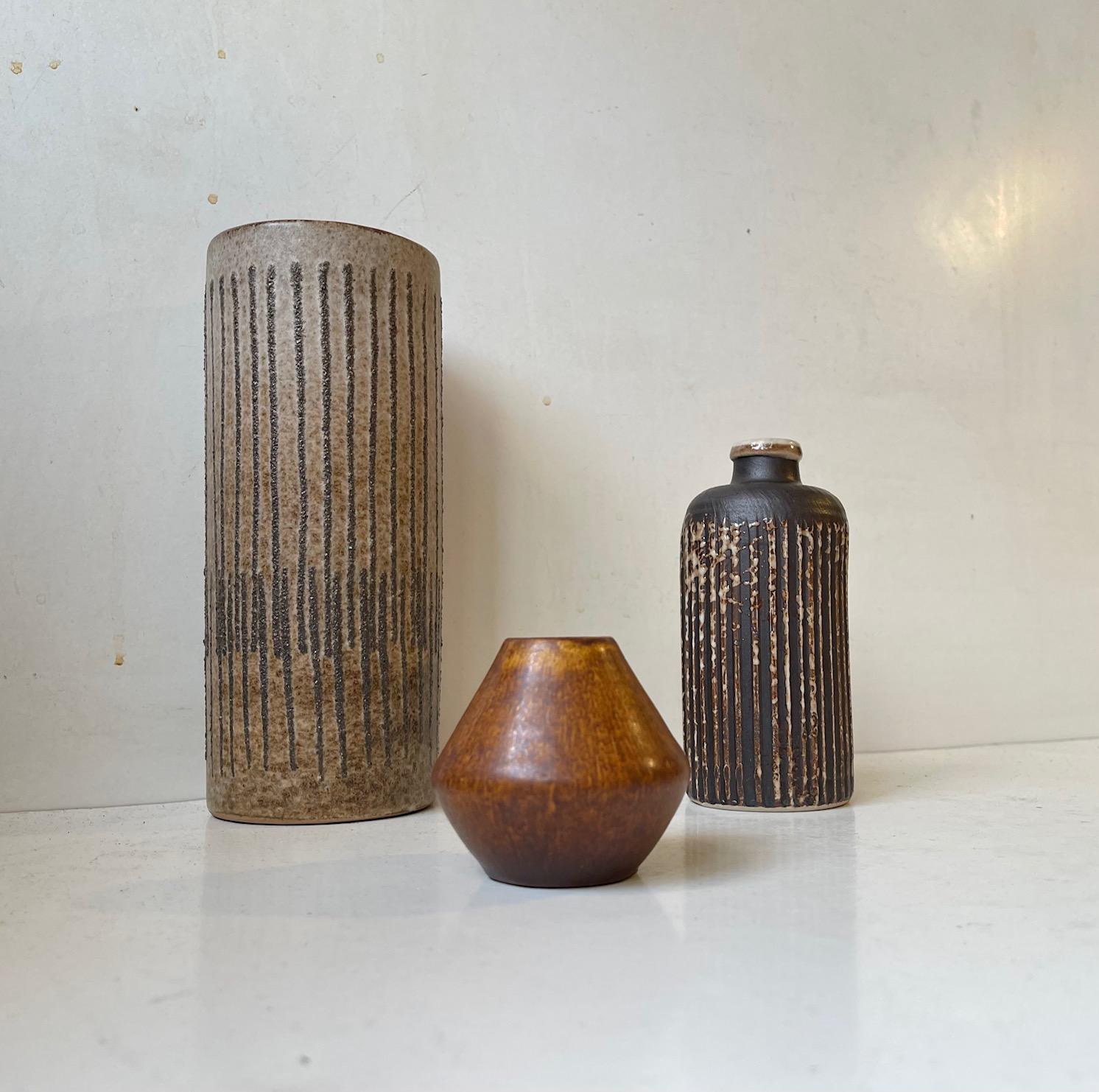 A Trio of curated Scandinavian stoneware vases in diffrent glazes. Unknown Scandinavian makers in the style of Saxbo, Knabstrup and Søholm. Measurements: H: 21/14/6.3 cm. The price is for the set of 3.