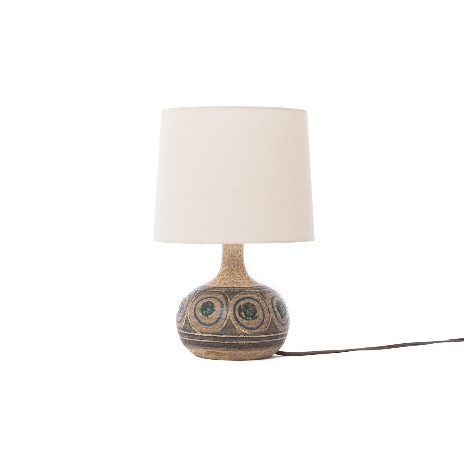 This vintage original Scandinavian Modern glazed stoneware table lamp sports a cheery concentric circle pattern in tan, brown, grey-blue and cream. The base is 8