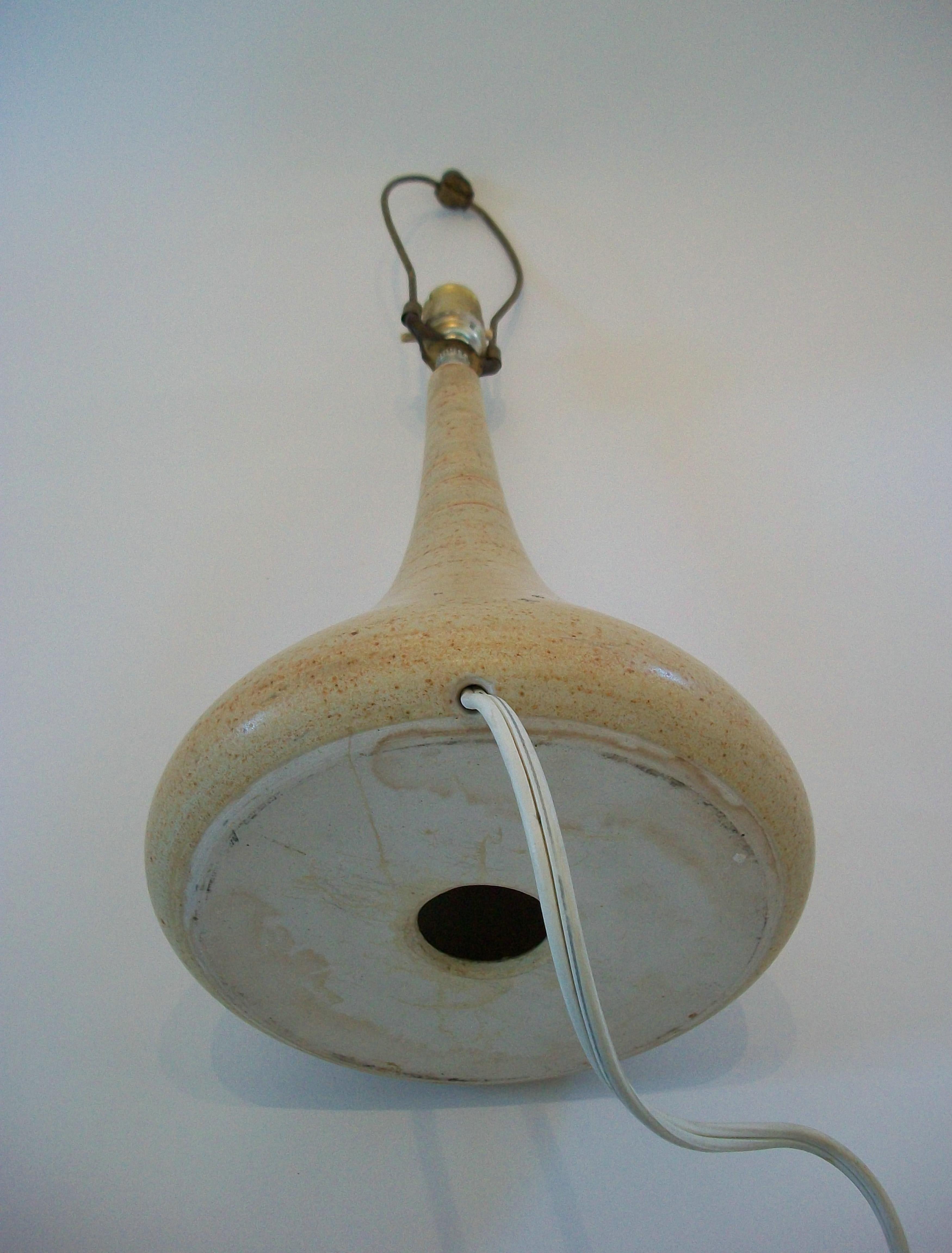 Skandinavische moderne glasierte Studio-Keramik-Tischlampe - Dänemark - CIRCA 1960's im Angebot 3