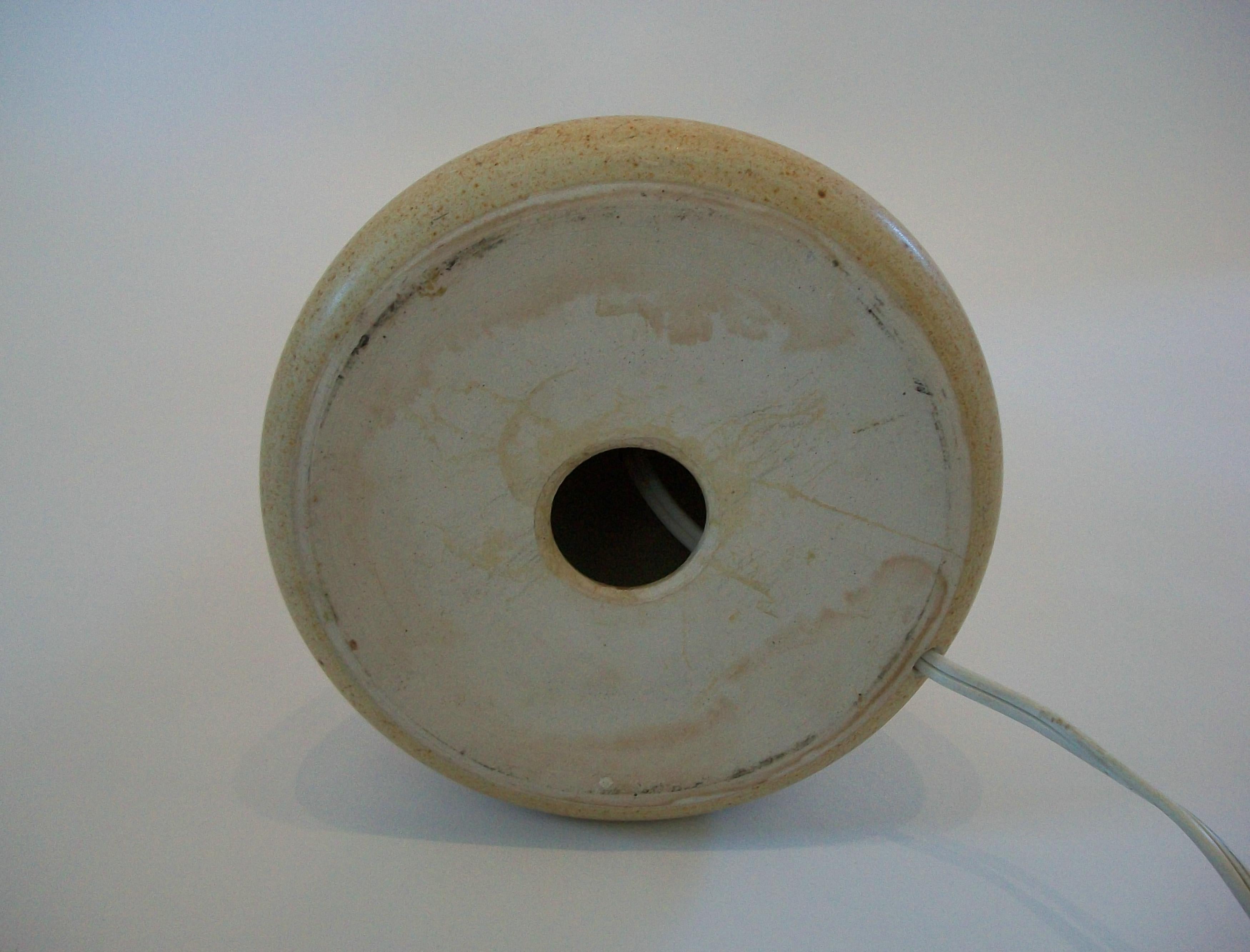 Skandinavische moderne glasierte Studio-Keramik-Tischlampe - Dänemark - CIRCA 1960's im Angebot 4