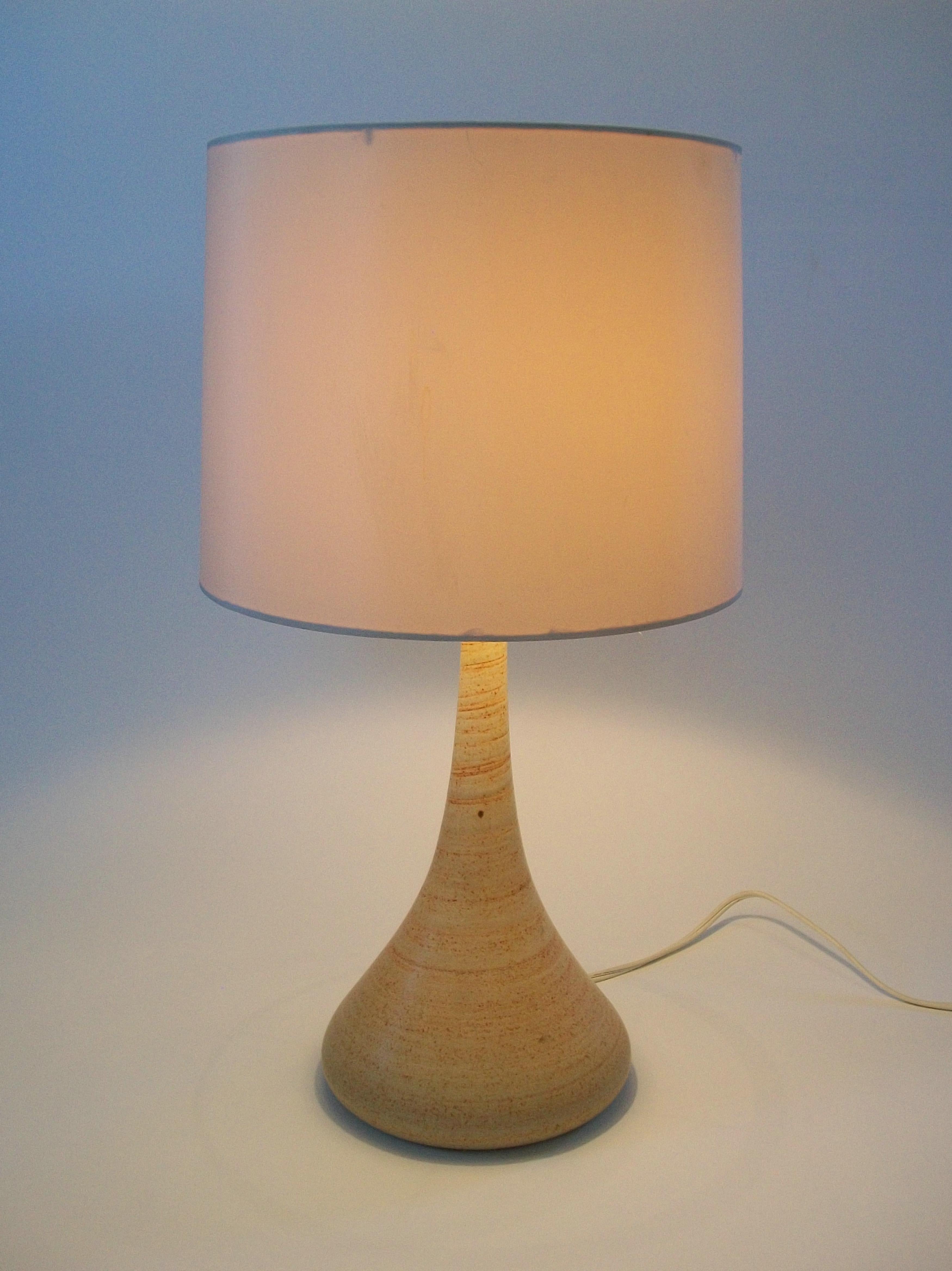 Skandinavische moderne glasierte Studio-Keramik-Tischlampe - mit einer markanten Creme-Glasur mit Eisenoxid rotbraun gefärbten Streifen - die Glasur fachmännisch in einer wirbelnden Bewegung von der Basis auf die Spitze des Halses aufgetragen -