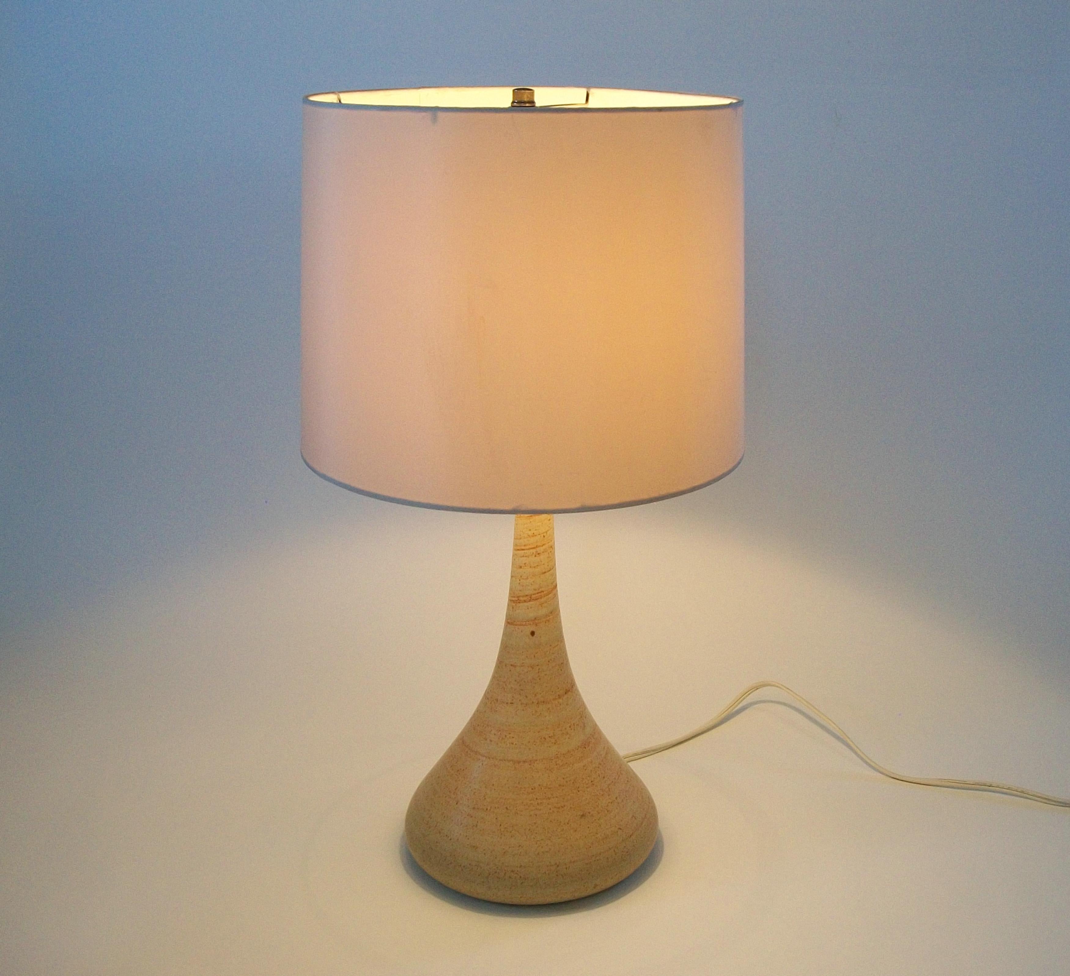 Skandinavische moderne glasierte Studio-Keramik-Tischlampe - Dänemark - CIRCA 1960's (Skandinavische Moderne) im Angebot