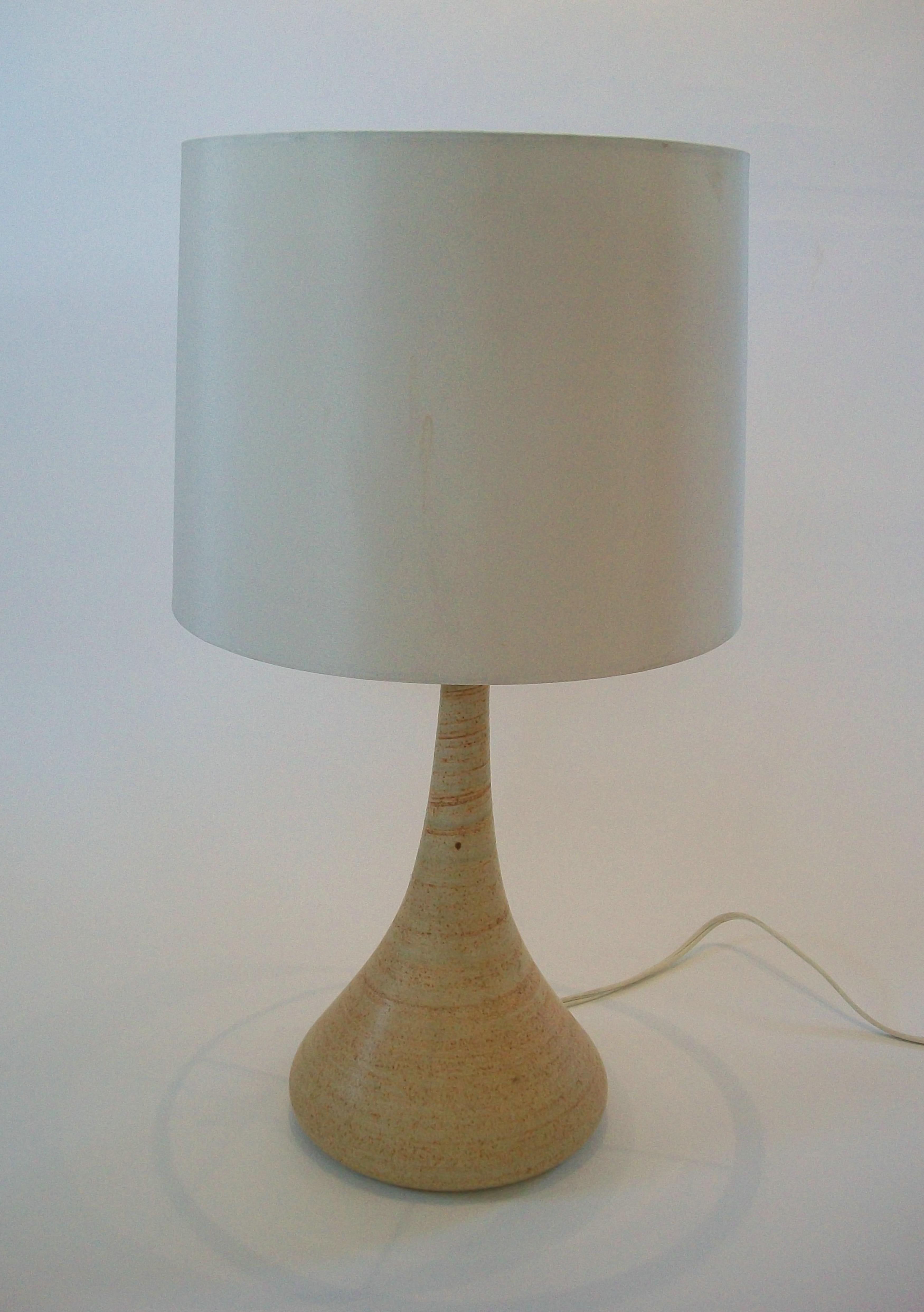 Skandinavische moderne glasierte Studio-Keramik-Tischlampe - Dänemark - CIRCA 1960's (Dänisch) im Angebot