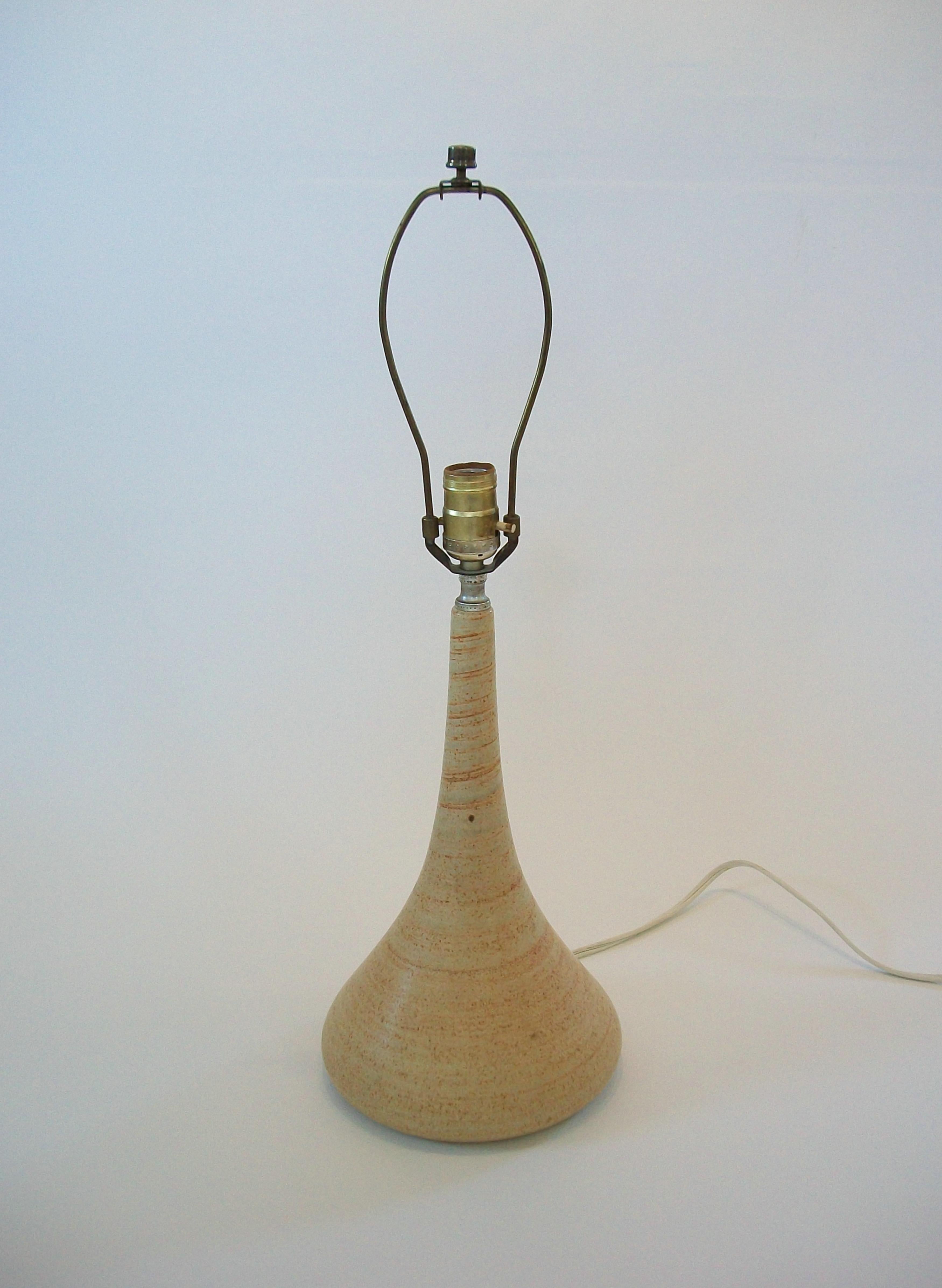 Skandinavische moderne glasierte Studio-Keramik-Tischlampe - Dänemark - CIRCA 1960's (Glasiert) im Angebot