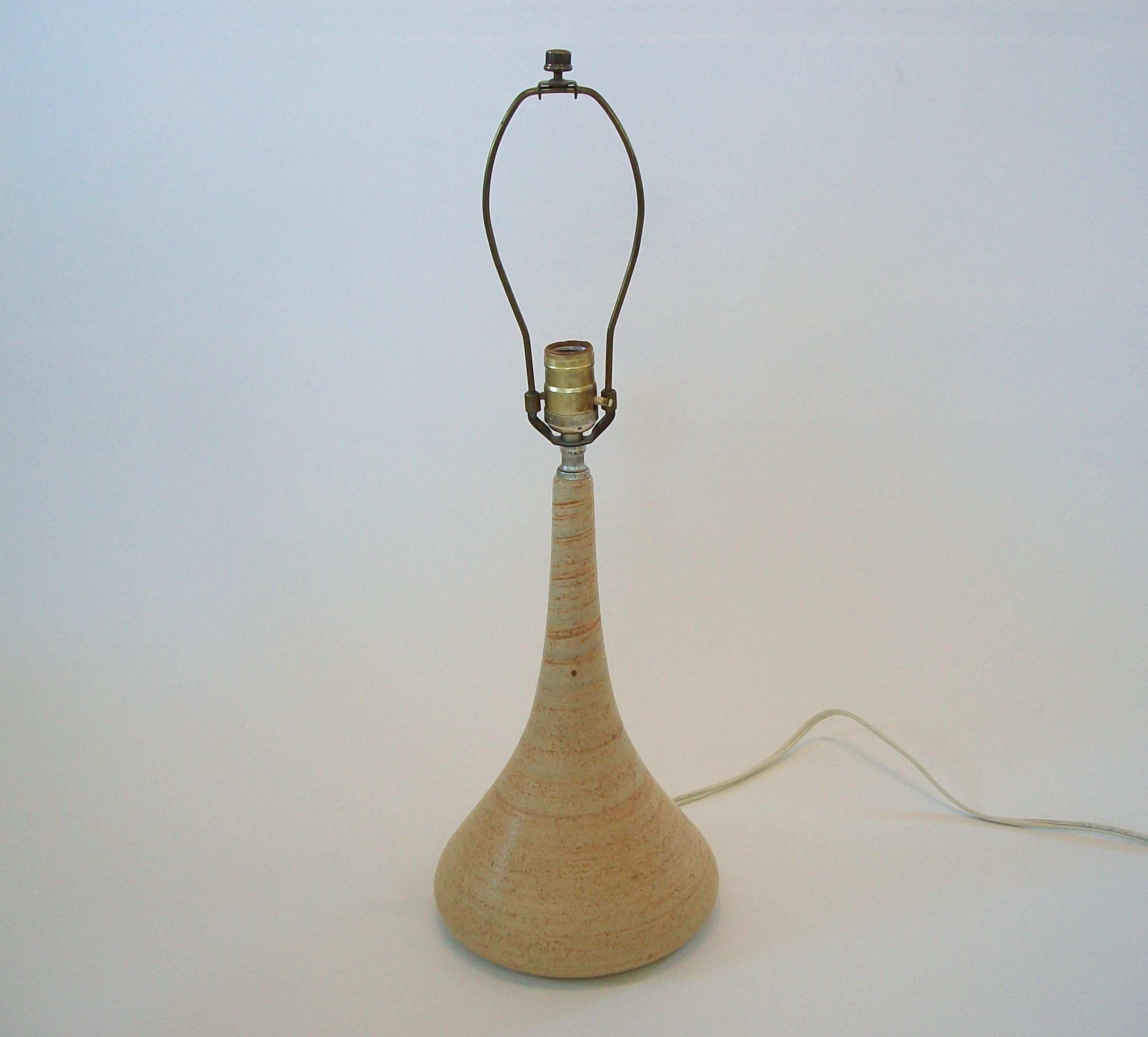 Skandinavische moderne glasierte Studio-Keramik-Tischlampe - Dänemark - CIRCA 1960's im Zustand „Gut“ im Angebot in Chatham, ON