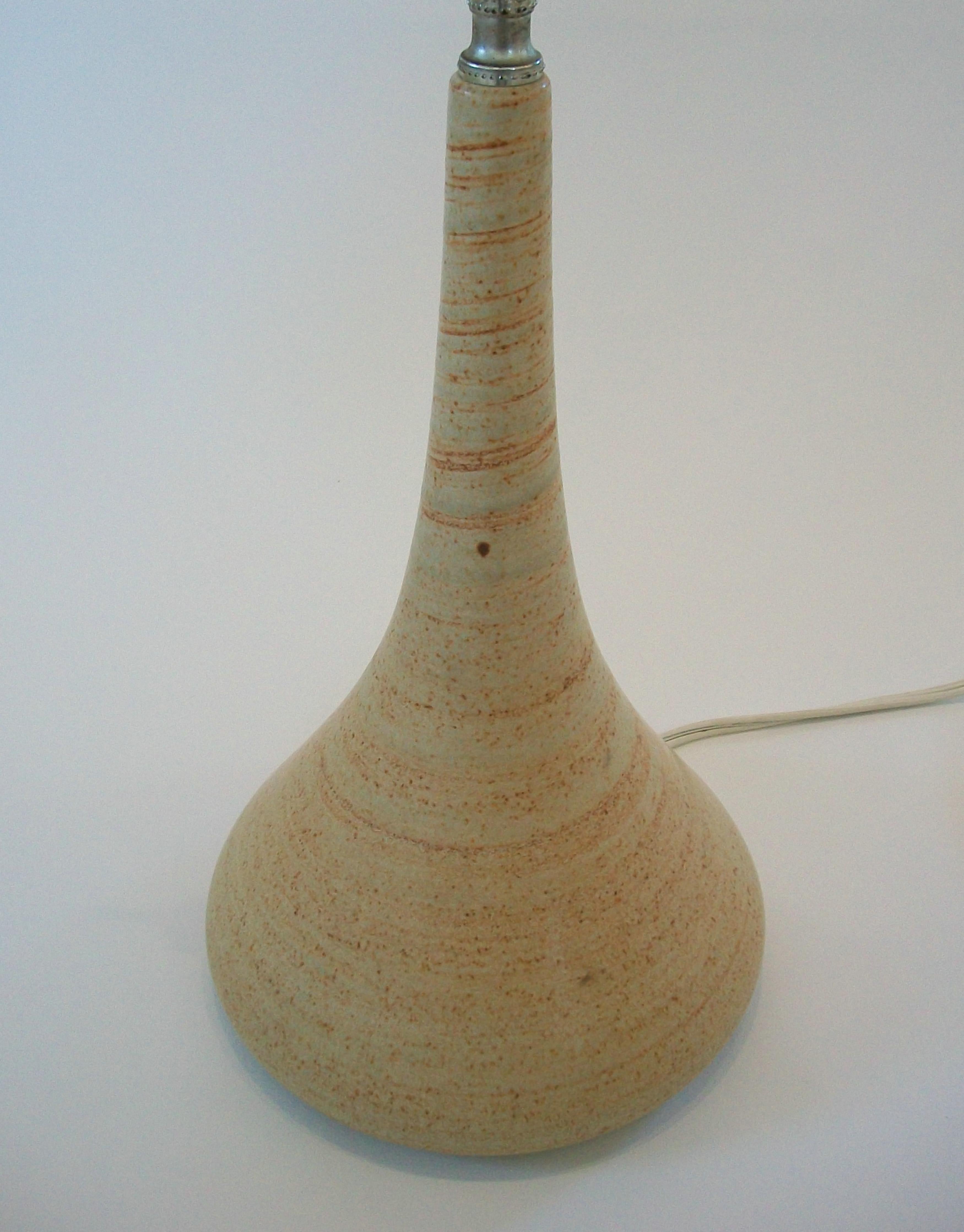 Skandinavische moderne glasierte Studio-Keramik-Tischlampe - Dänemark - CIRCA 1960's (20. Jahrhundert) im Angebot