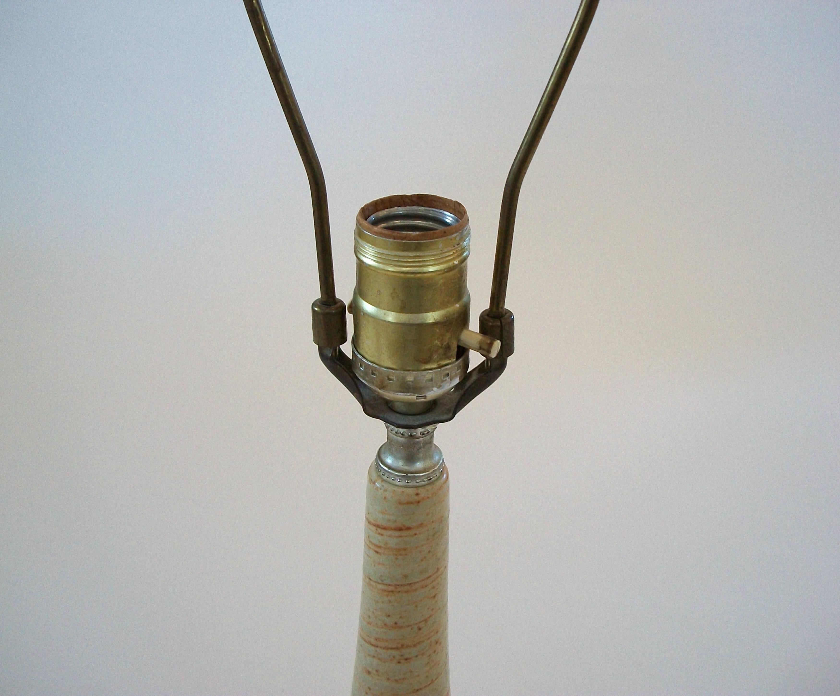 Skandinavische moderne glasierte Studio-Keramik-Tischlampe - Dänemark - CIRCA 1960's (Metall) im Angebot