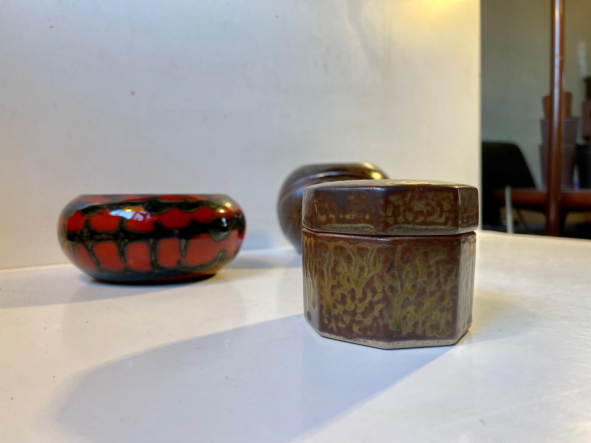 Curated lot of 3 Scandinavian ceramic/stoneware pieces. A bowl/dish by Jette Hellerøe, a ball vase by Robert Bentsen and an unknown octagonal trinket with technical references to Arne Bang and Gerd Bøgelund. All studio made in Denmark/Scandinavi