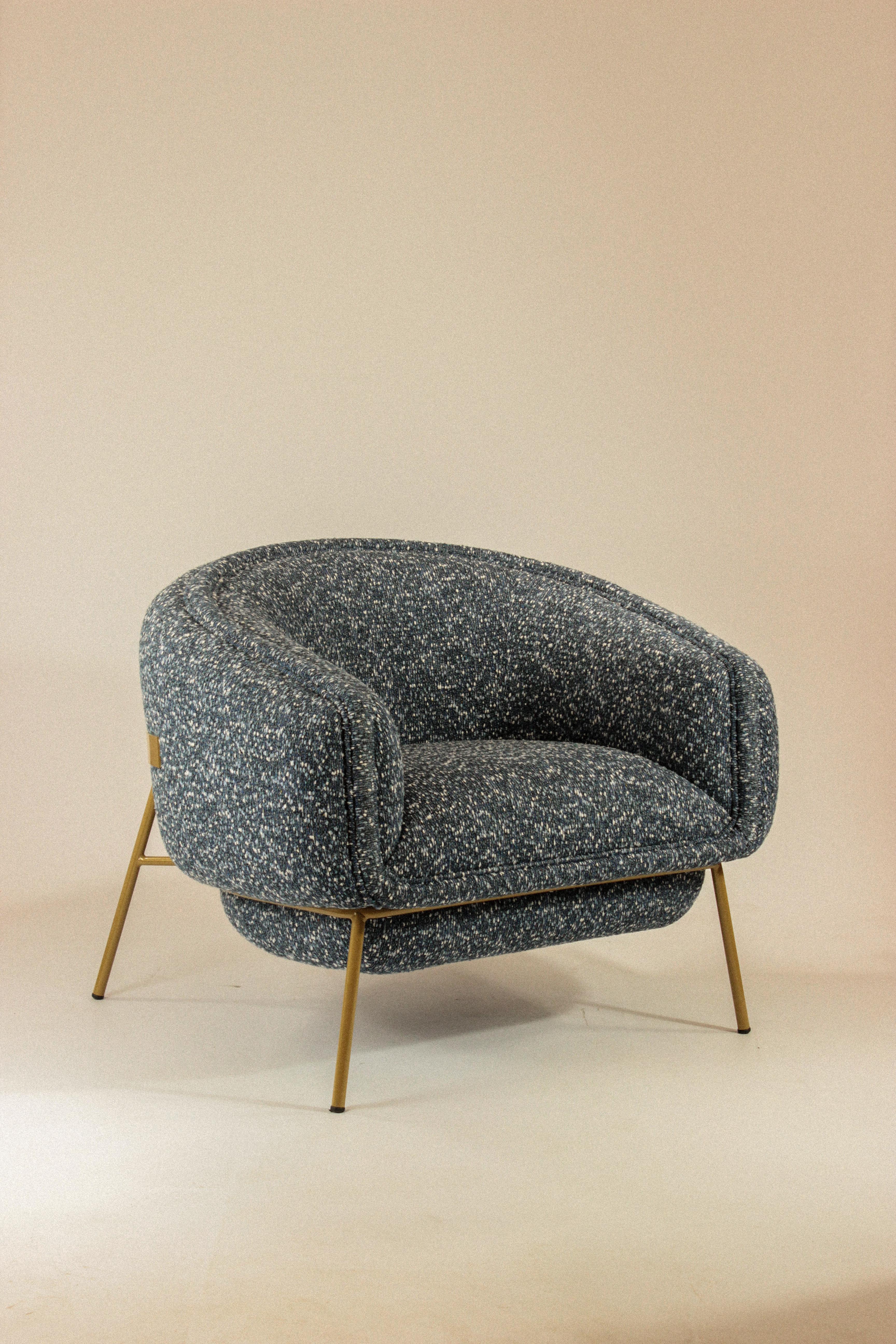 Poltrona scandinava moderna con base in metallo dorato e bouclé beige di forma circolare in vendita 3