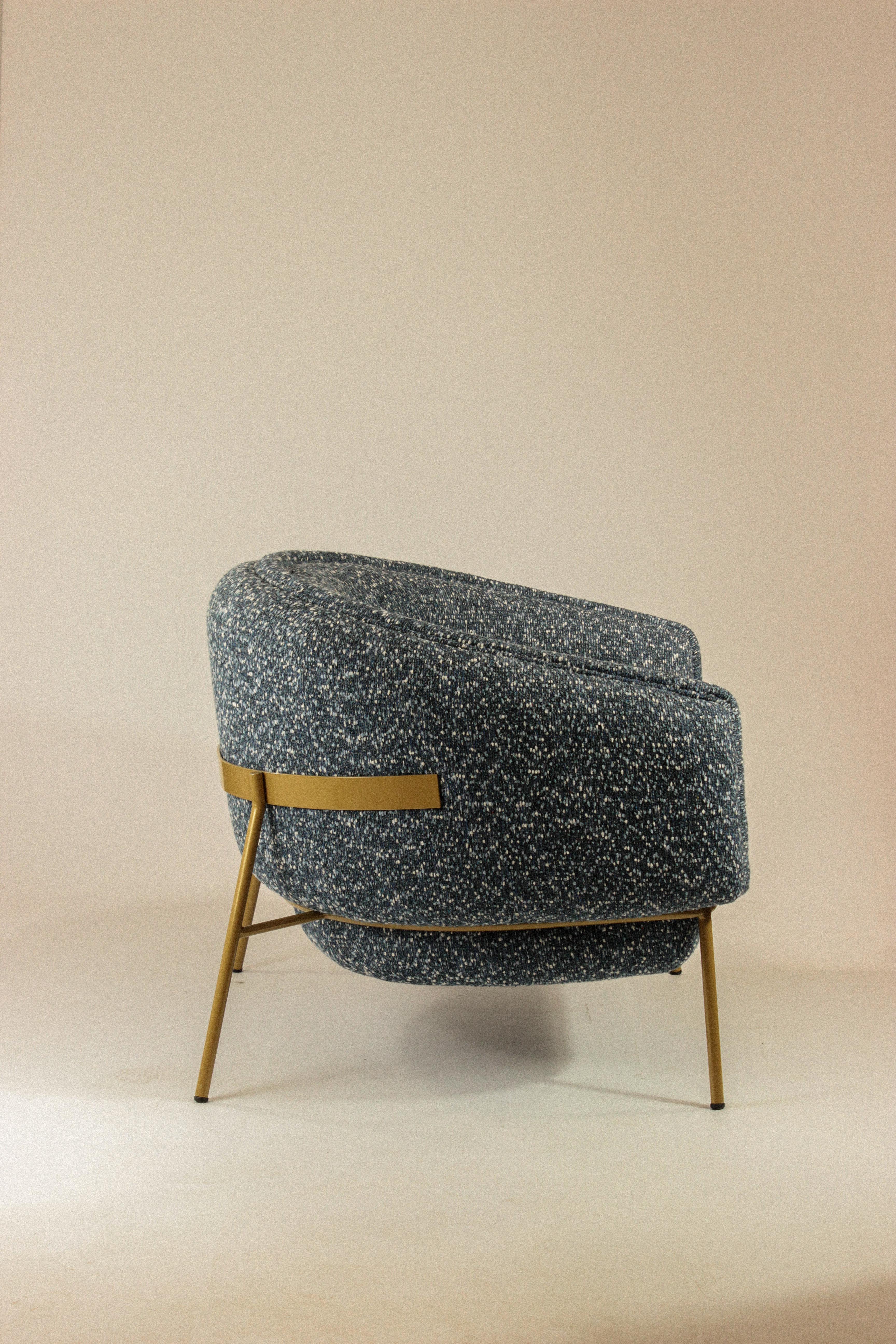 Poltrona scandinava moderna con base in metallo dorato e bouclé beige di forma circolare in vendita 4