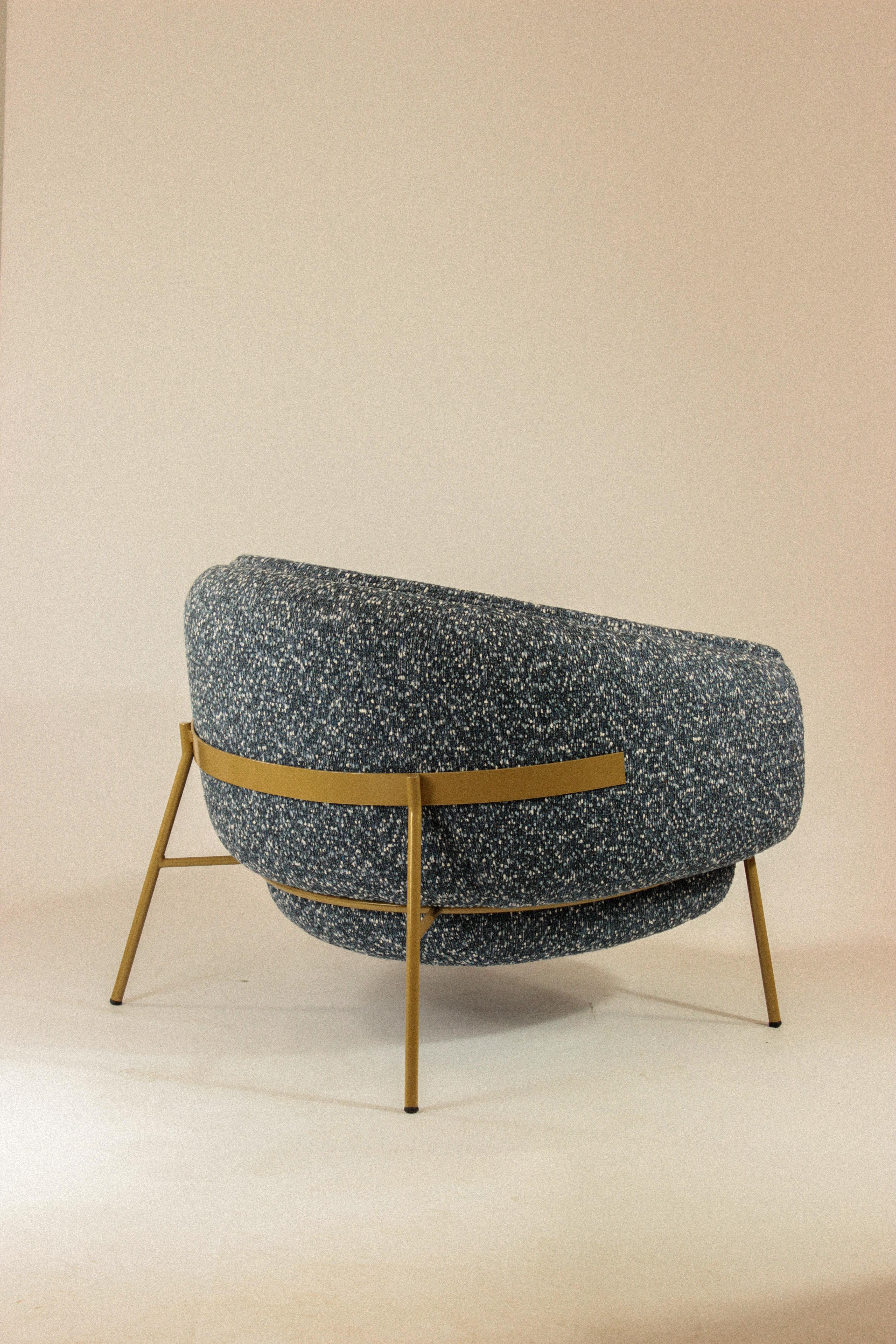Poltrona scandinava moderna con base in metallo dorato e bouclé beige di forma circolare in vendita 5