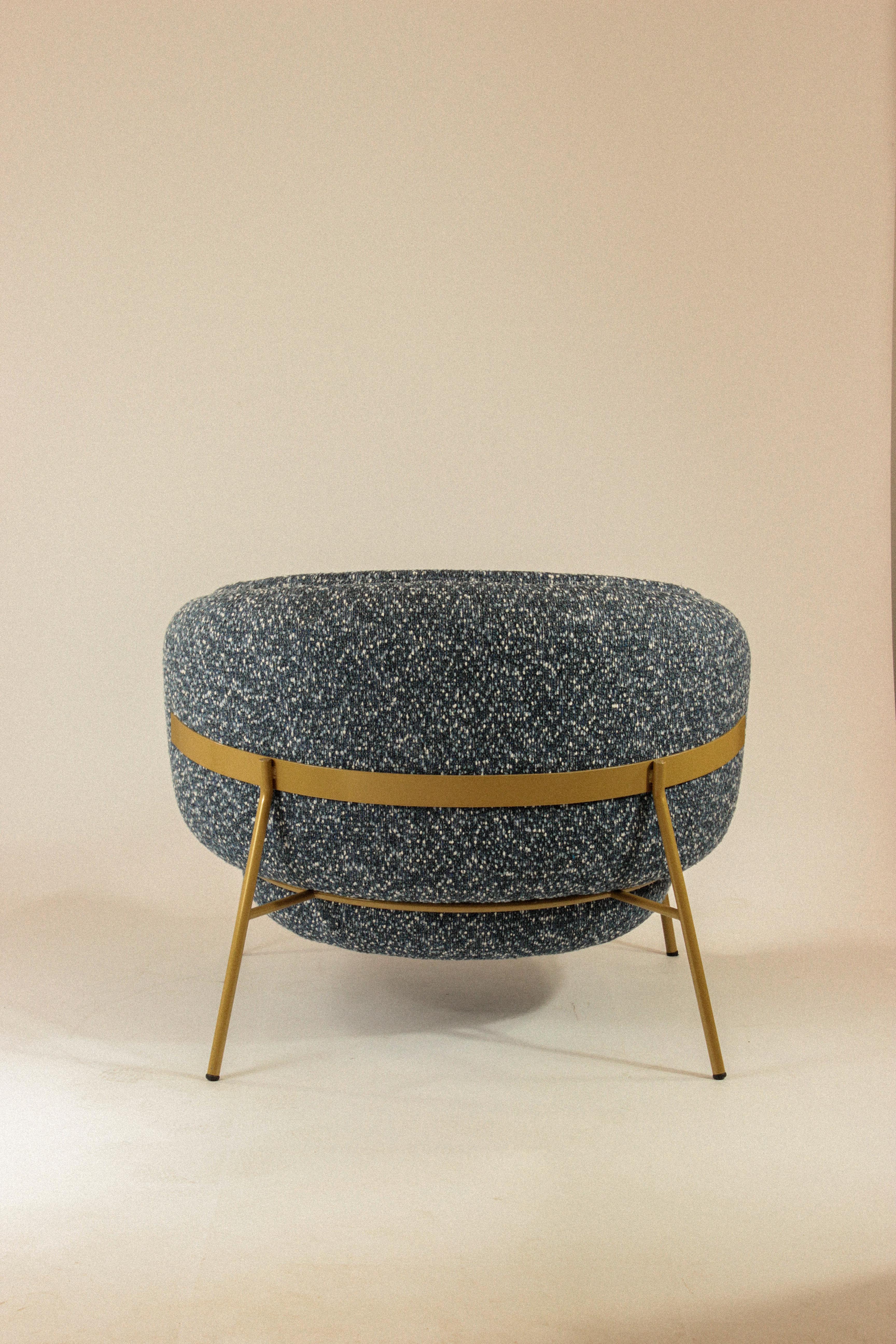 Poltrona scandinava moderna con base in metallo dorato e bouclé beige di forma circolare in vendita 6