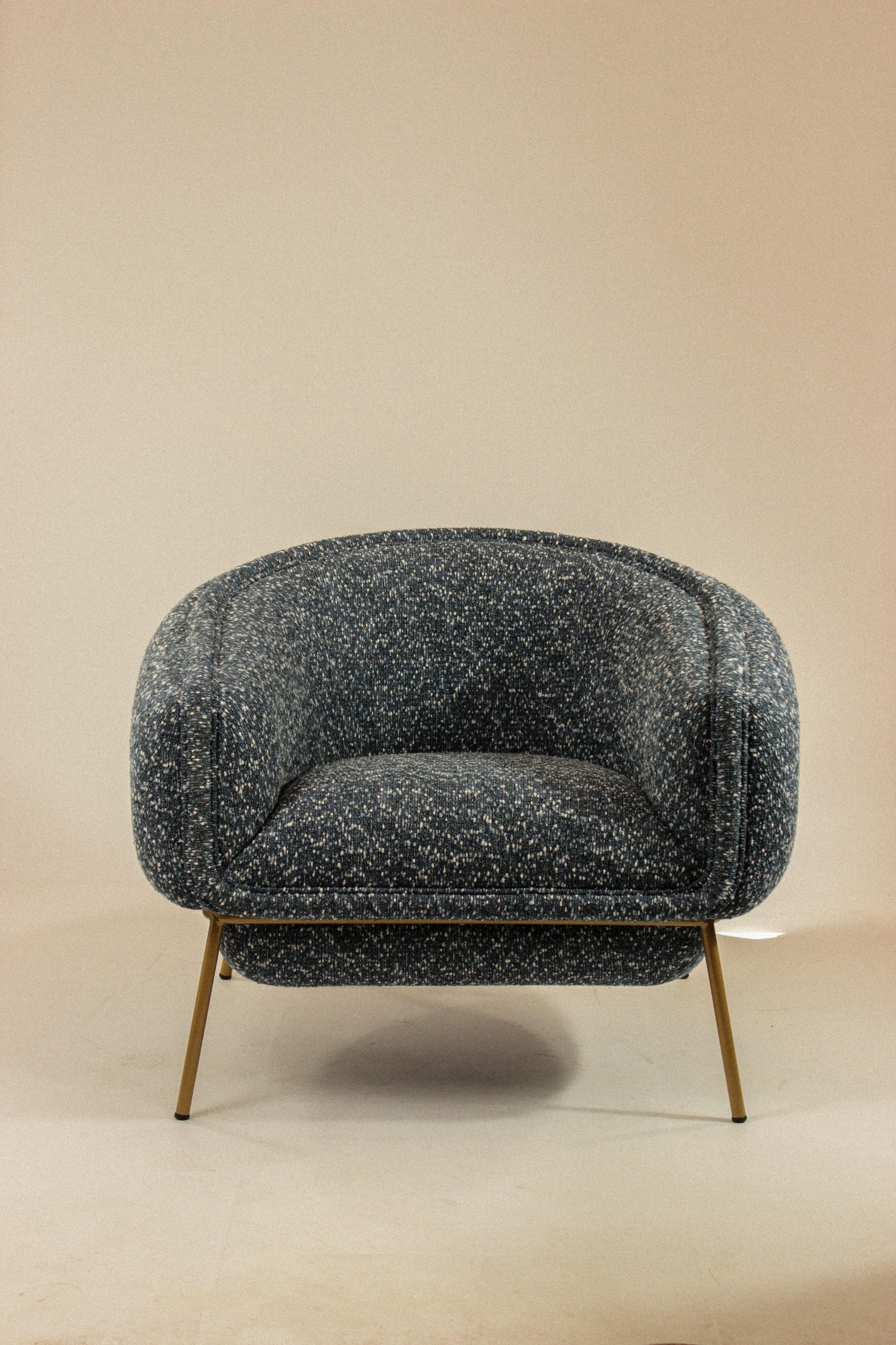 Poltrona scandinava moderna con base in metallo dorato e bouclé beige di forma circolare in vendita 7