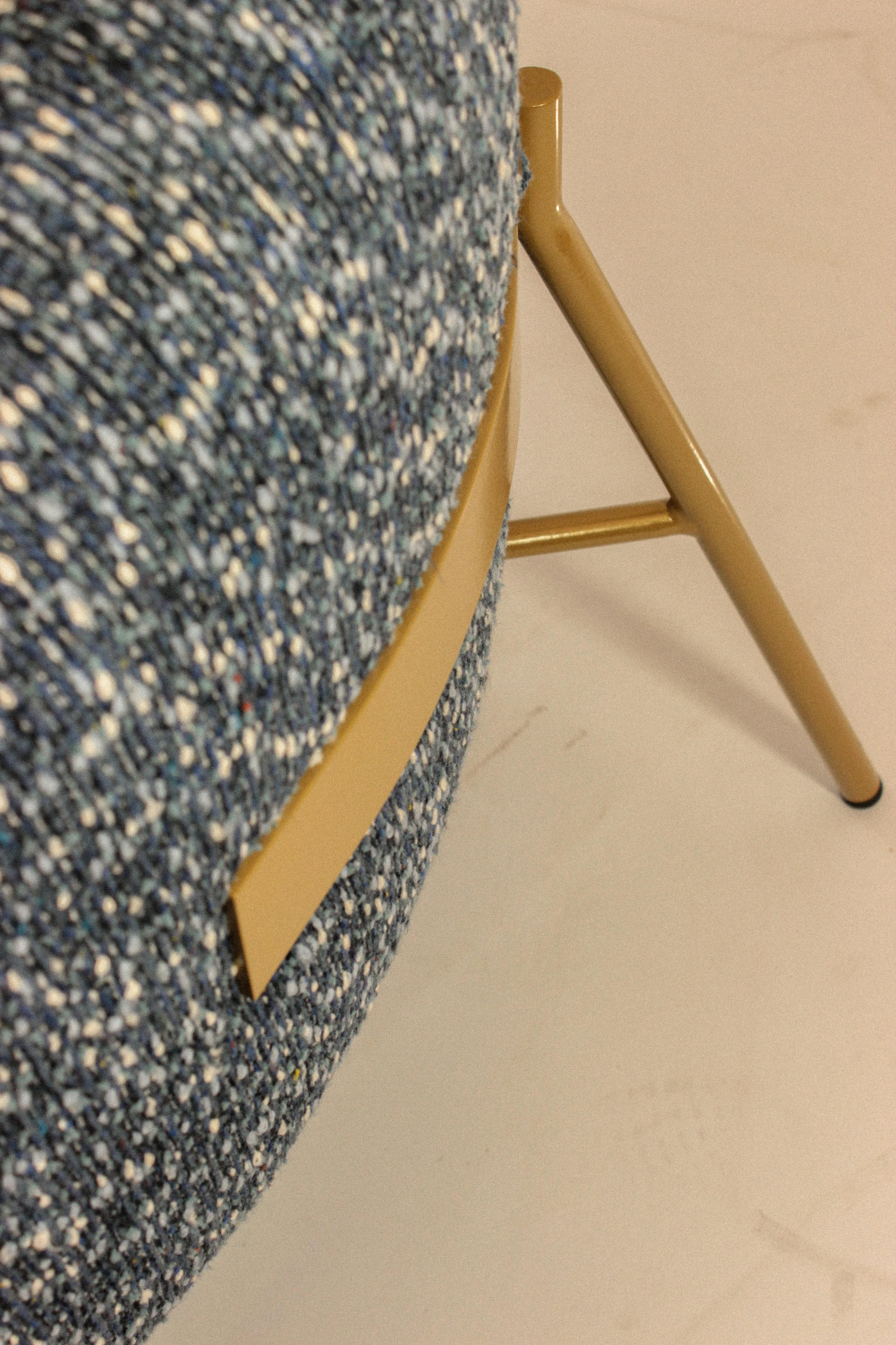 Poltrona scandinava moderna con base in metallo dorato e bouclé beige di forma circolare in vendita 10