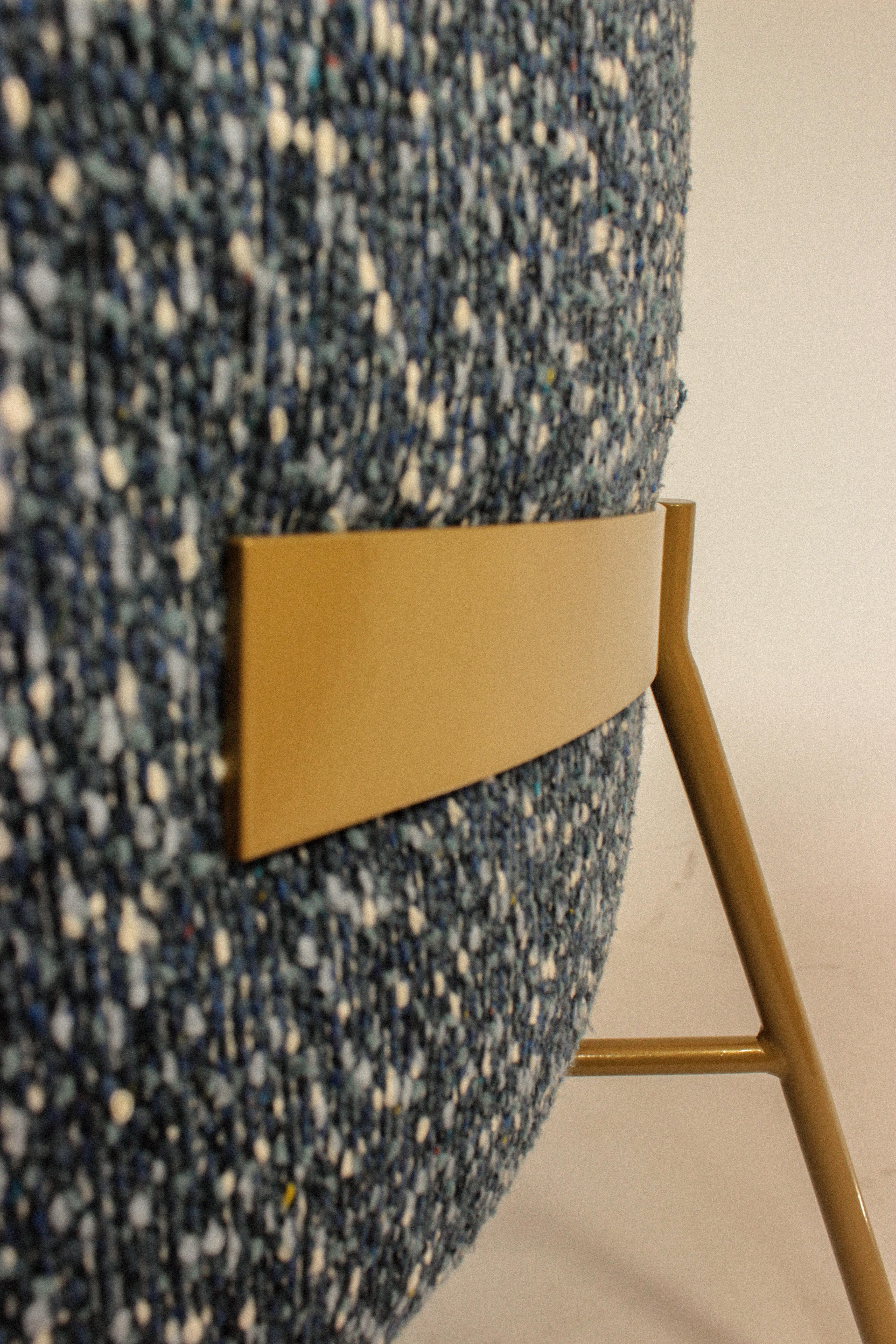 Poltrona scandinava moderna con base in metallo dorato e bouclé beige di forma circolare in vendita 11