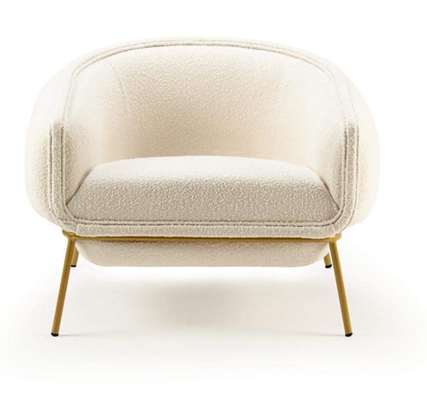 Mid-Century moderno Poltrona scandinava moderna con base in metallo dorato e bouclé beige di forma circolare in vendita