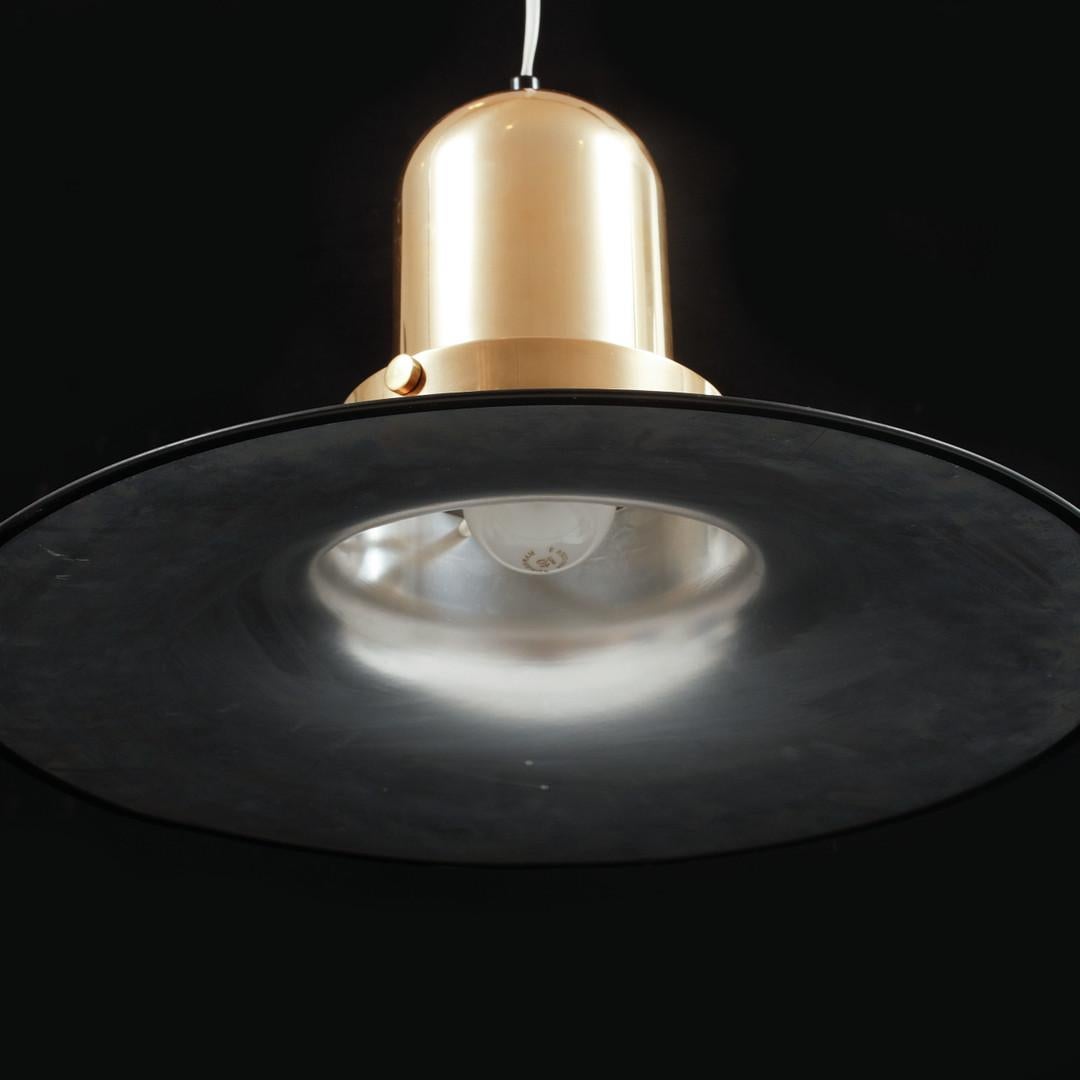 Große modernistische Pendelleuchte, entworfen von P.O. Ström für IKEA, Schweden, in den 1970er Jahren. Der Aluminiumanhänger hat eine gelb-patinierte, goldfarbene Außenseite und eine silberfarbene Innenseite aus Aluminium. Er misst etwa 45 cm im