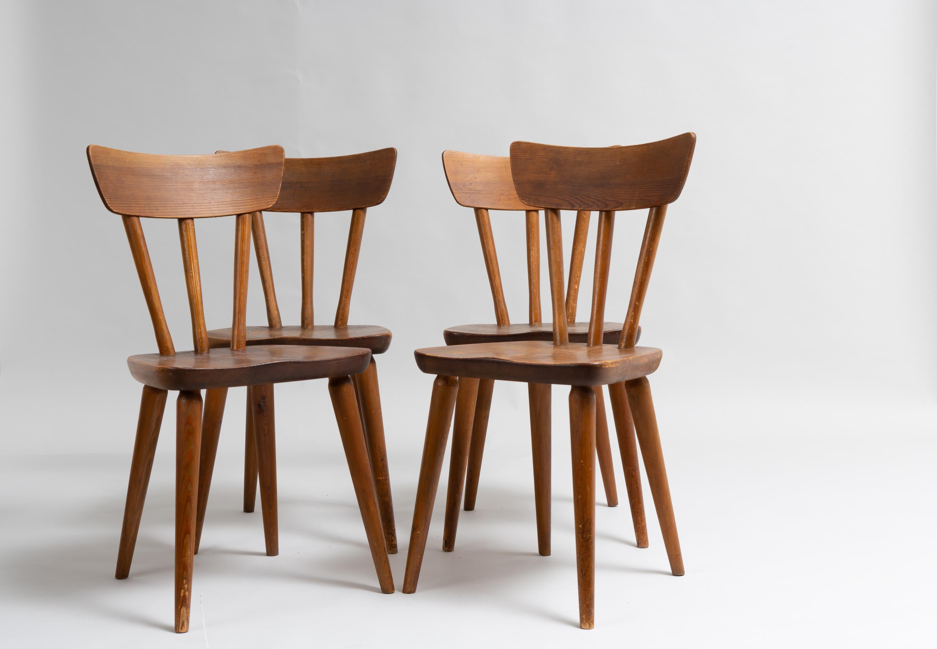 Scandinavian modern set of 4 chairs by Göran Malmvall Svensk Fur, Sweden. The chairs are made in solid Swedish pine around 1950. The chairs follow the Scandinavian modern ideals with the minimalistic design and high functionality combined with an
