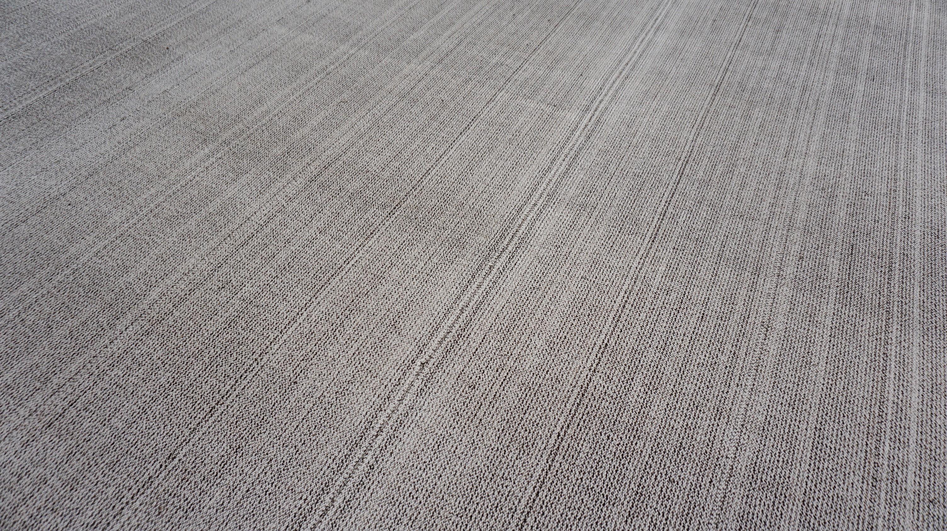 Turco Tappeto a tessitura piatta in lana Scandinavian Modern Gray, White and Tan 10'4''x13'3'' in vendita