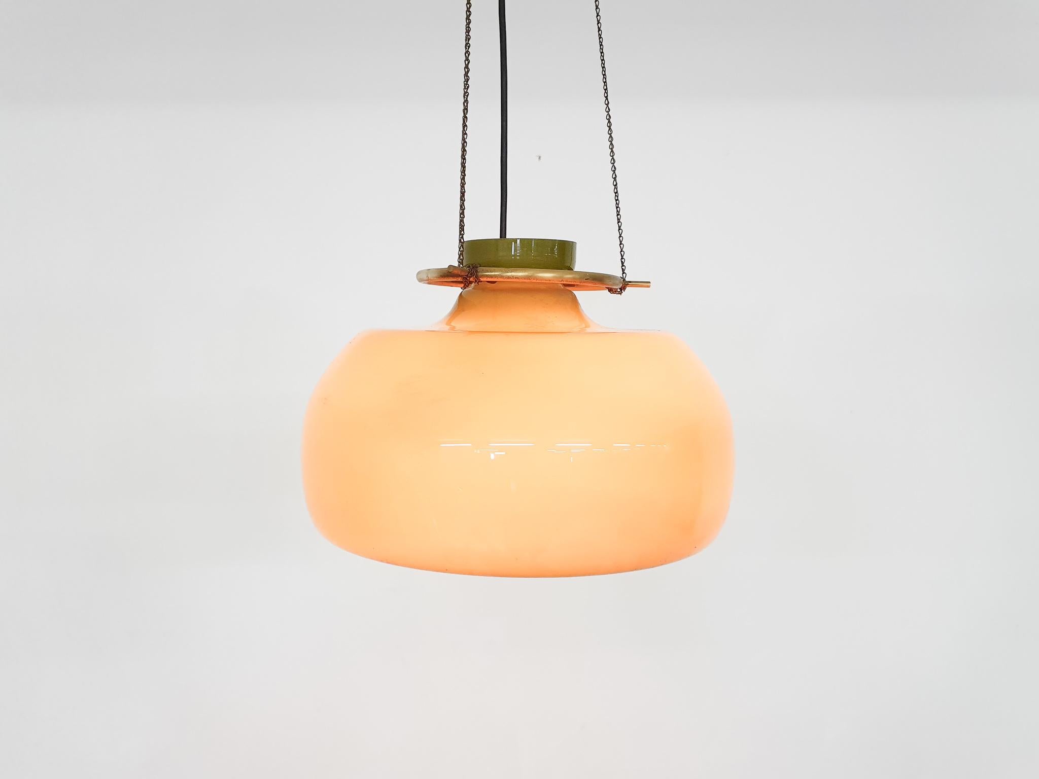 Luce a sospensione moderna scandinava in vetro verde Attrb. a Holmegaard, anni '60 In condizioni buone a Amsterdam, NL